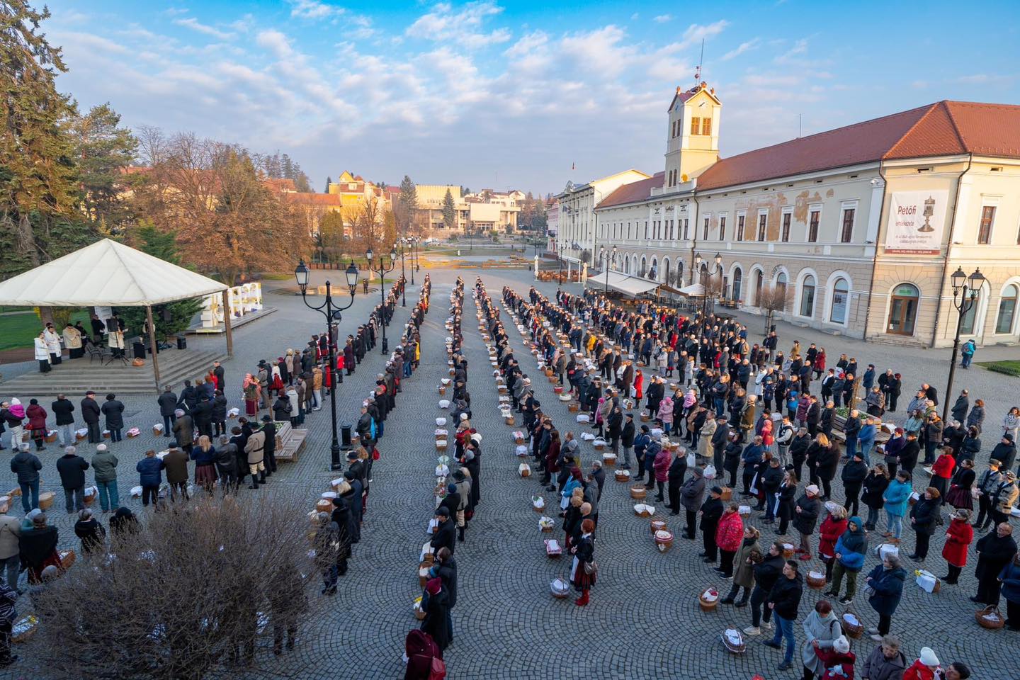 Rendezett sorokban várják az ételszentelést | Fotó: Kristó Gothárd Hunor