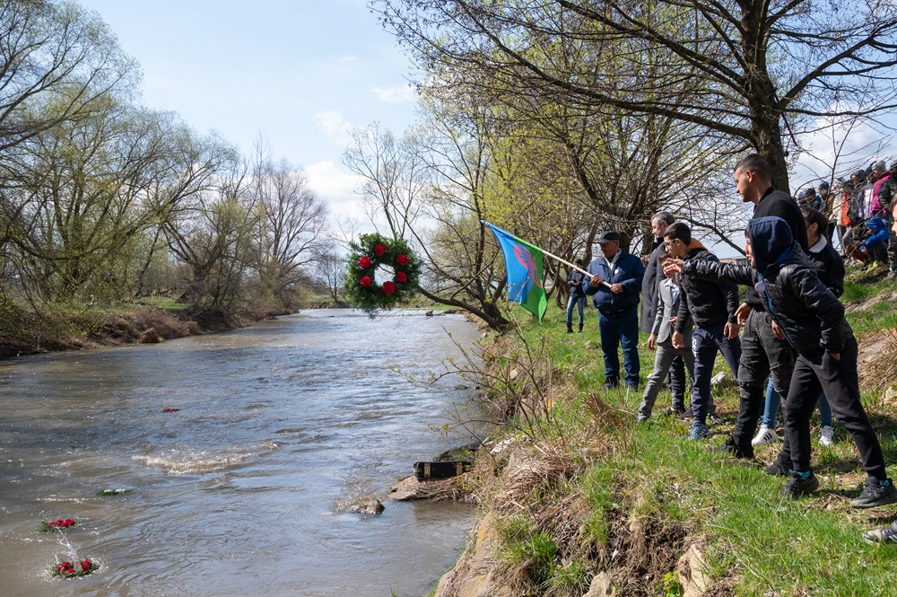 Elhunyt szeretteikre emlékeznek a folyónál | Fotó: Vargyasi Levente