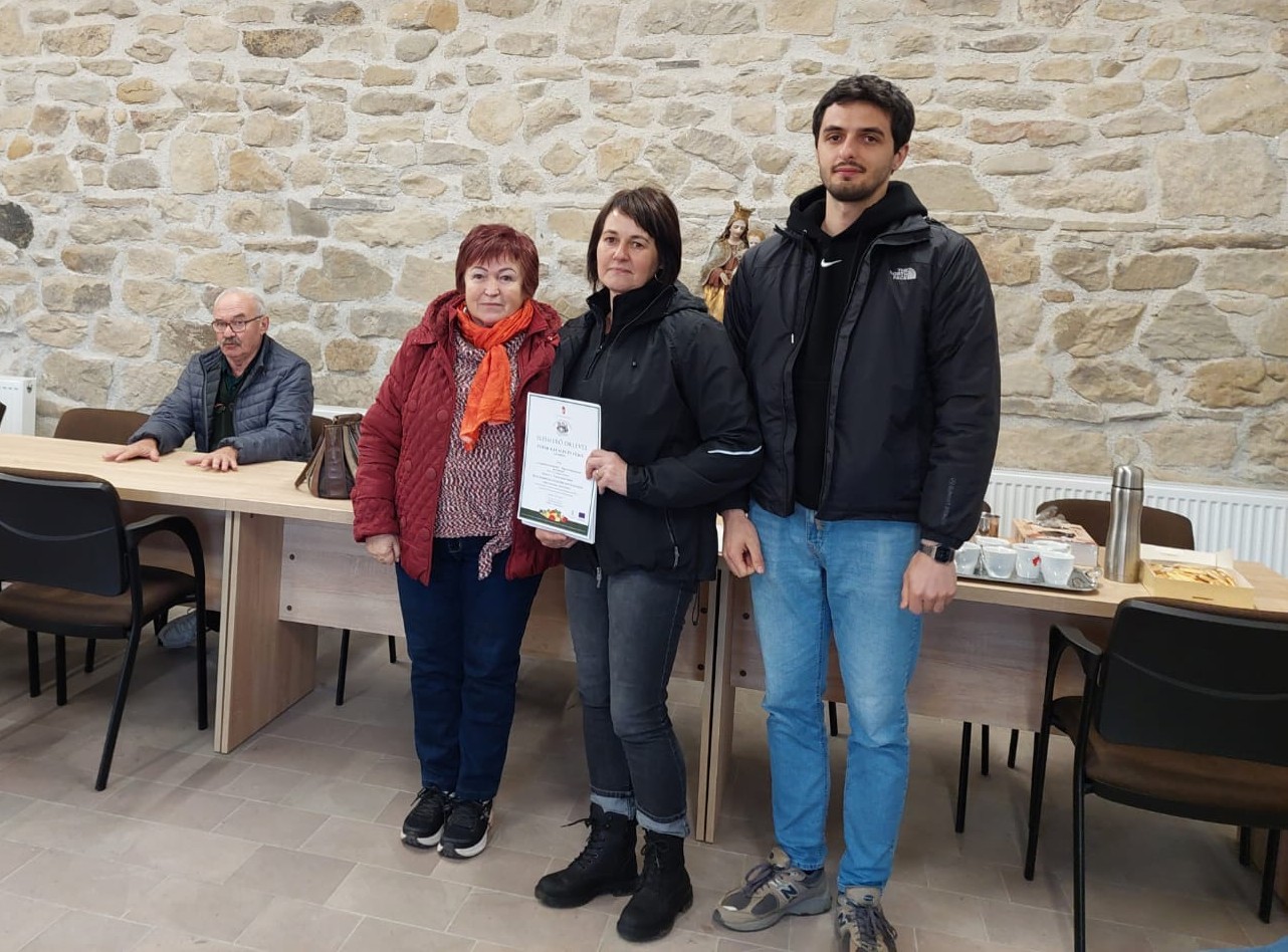 Timár Katalin és fia az oklevéllel | Fotó: Jancsó Szilvia Zsófia