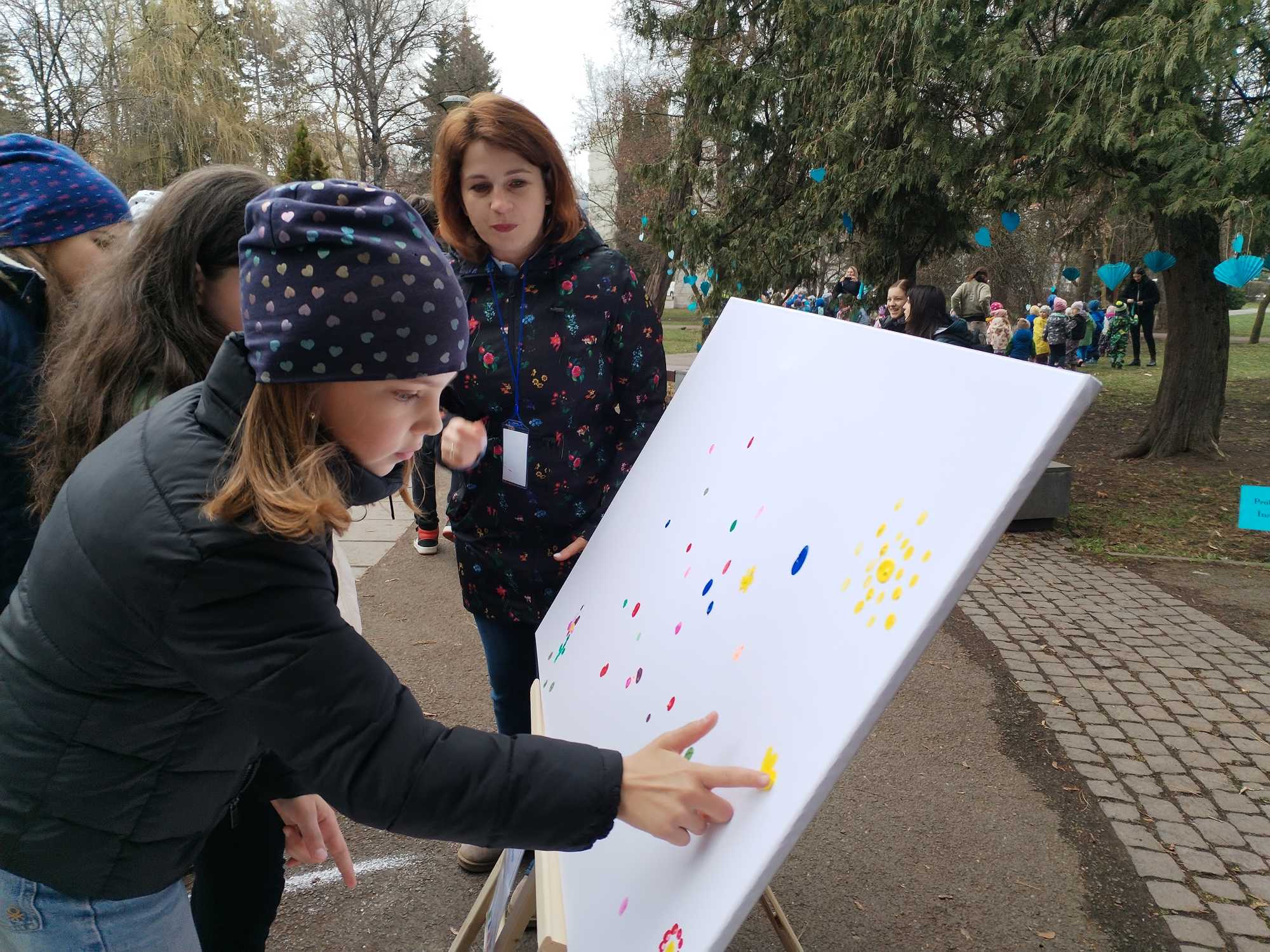 Ujjfestéssel is üzenhettek a gyerekek.