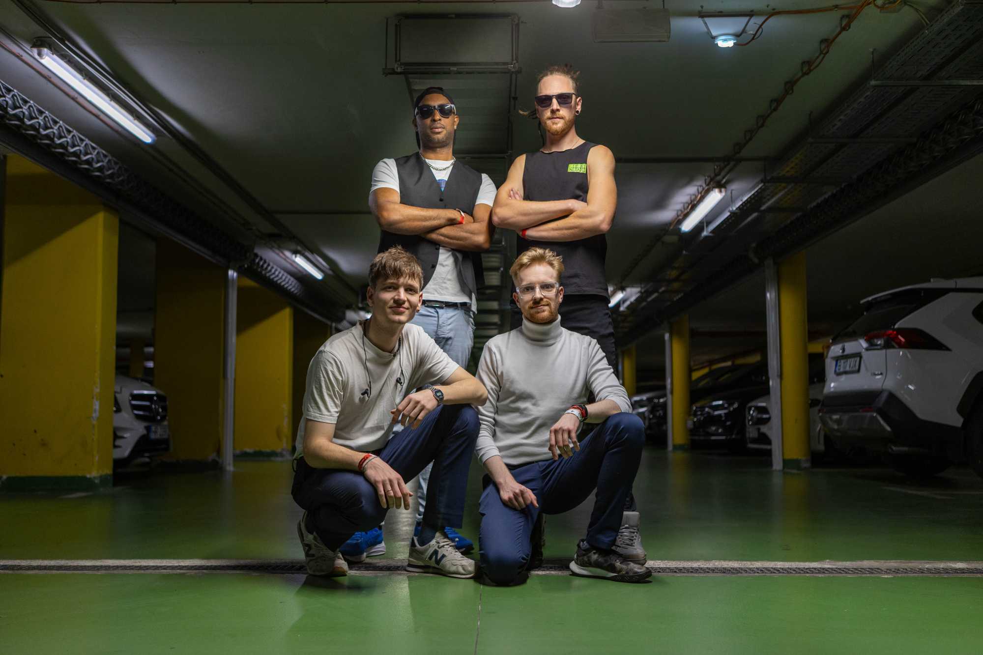 A zenekar tagjai: Christopher Davis – ének; Pál Zsigmond – billentyűk; Szereceán Tihamér – basszusgitár, basszus-szintetizátor; Szereceán Osszián – dob | Forrás: Ineffable