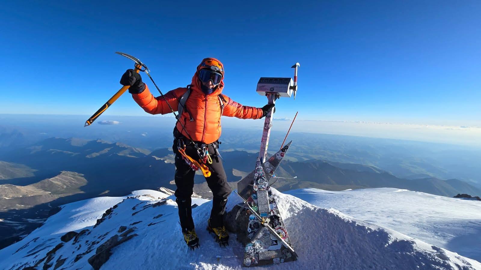 Az Elbrus ormán. Hamarosan újabb csúcsokat ostromolna.