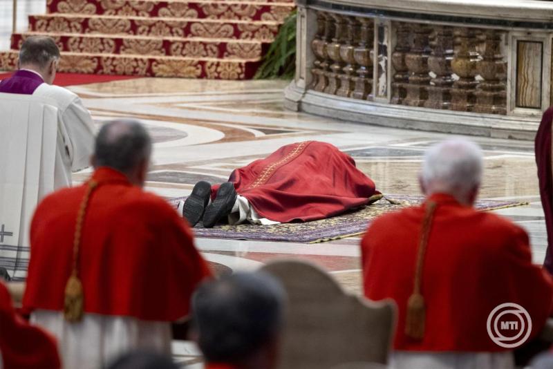 A szertartást XIV. Leó pápa vezette, aki ezúttal minden stációnál maga vitte a keresztet. | Fotó: MTI
