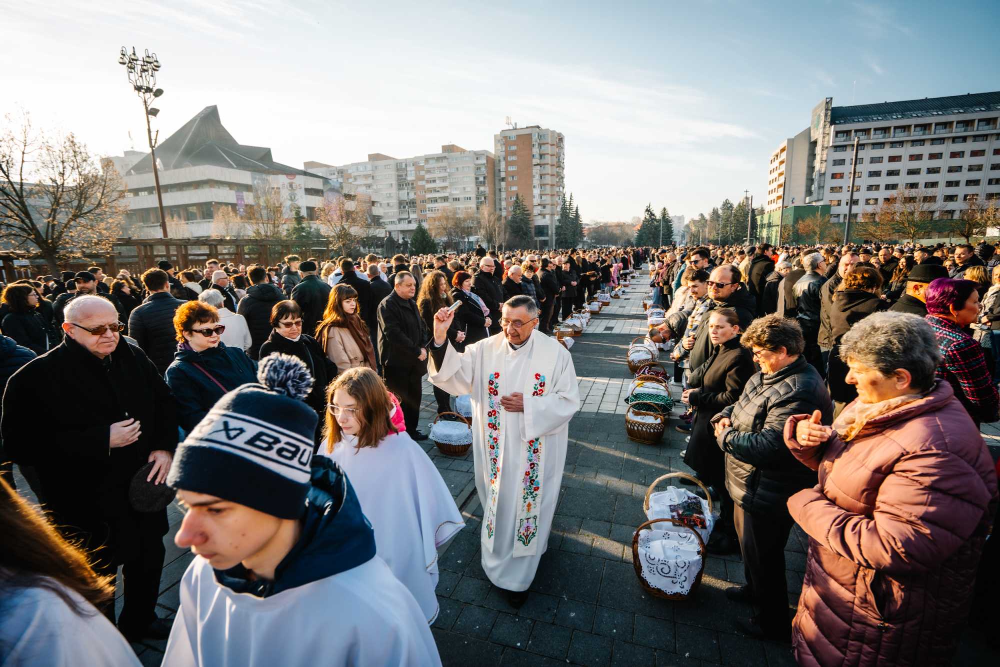 






Darvas-Kozma J&oacute;zsef, c&iacute;mzetes esperes pl&eacute;b&aacute;nos meg&aacute;ldja az &eacute;teleket.






