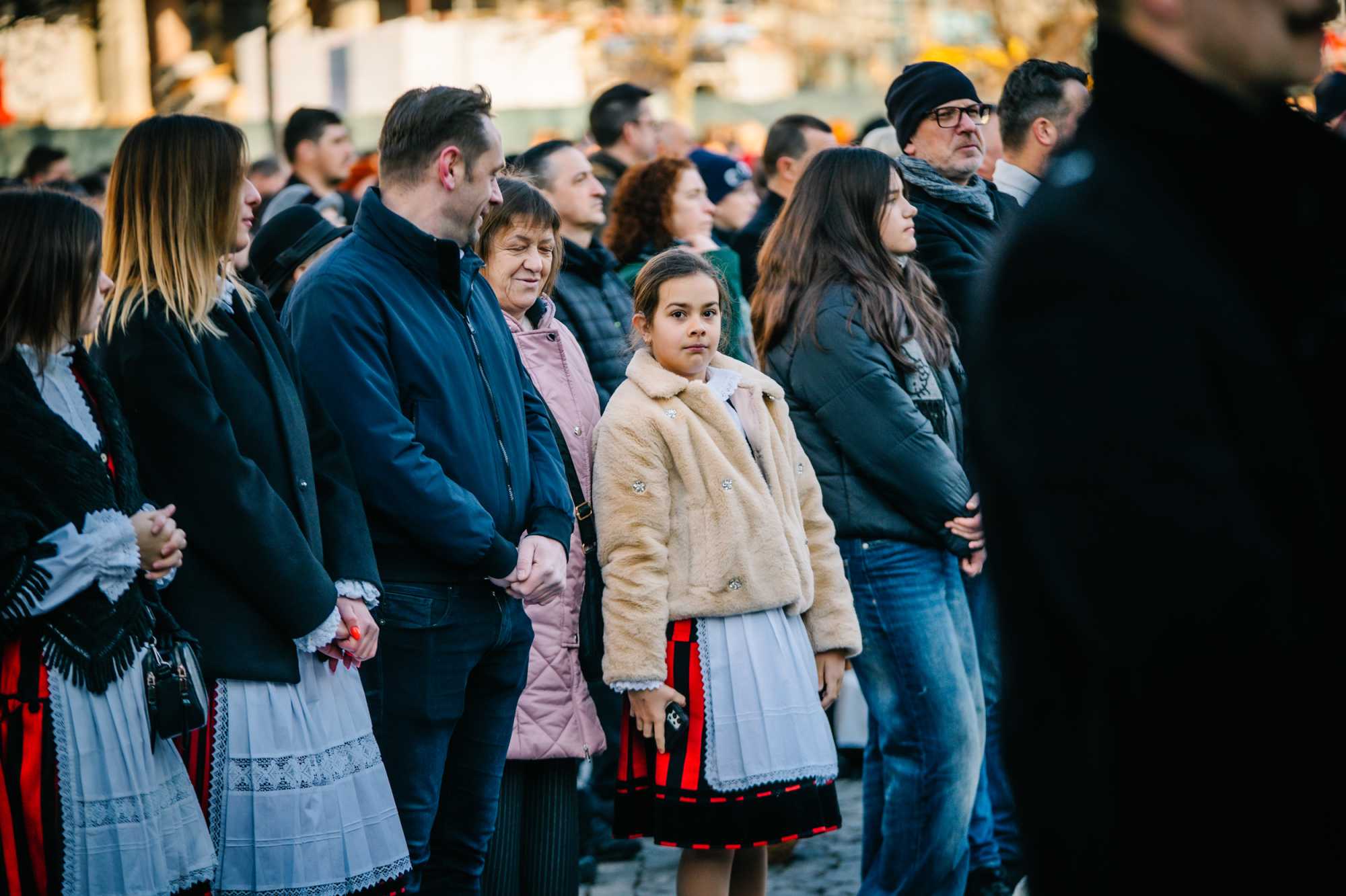 Sokan n&eacute;pviseletet &ouml;lt&ouml;ttek.