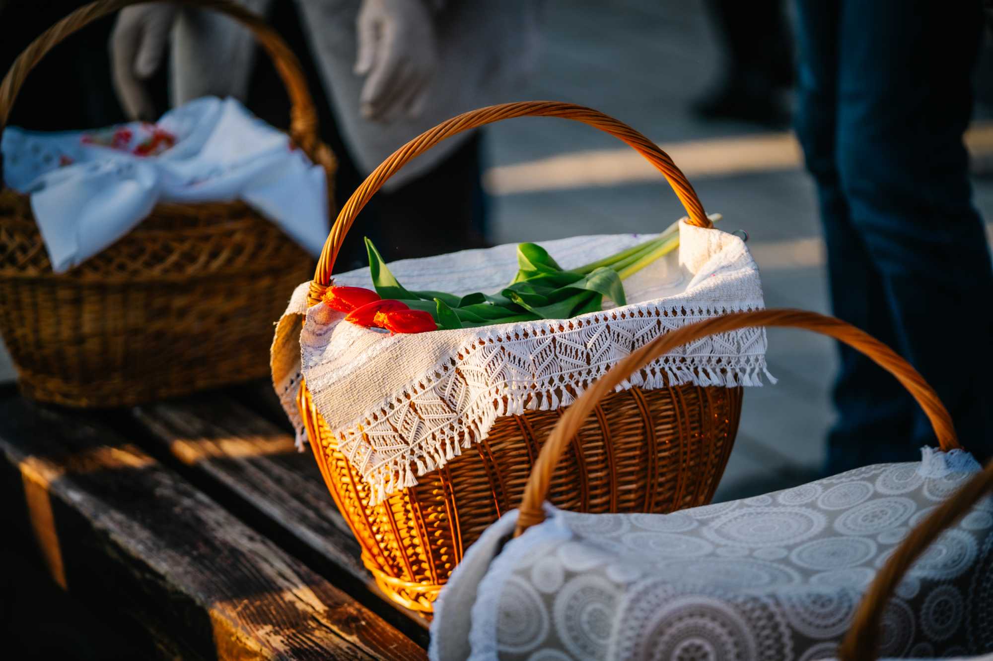 A kosarakba hagyom&aacute;nyos h&uacute;sv&eacute;ti &eacute;telek, b&aacute;r&aacute;nys&uuml;lt, sonka, kolb&aacute;sz, toj&aacute;s, kal&aacute;cs ker&uuml;lt.