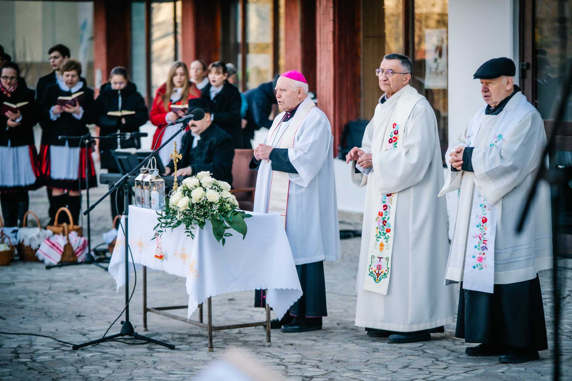 Tam&aacute;s J&oacute;zsef, a Gyulafeh&eacute;rv&aacute;ri főegyh&aacute;zmegye nyugalmazott seg&eacute;dp&uuml;sp&ouml;ke vezette a szertart&aacute;st.