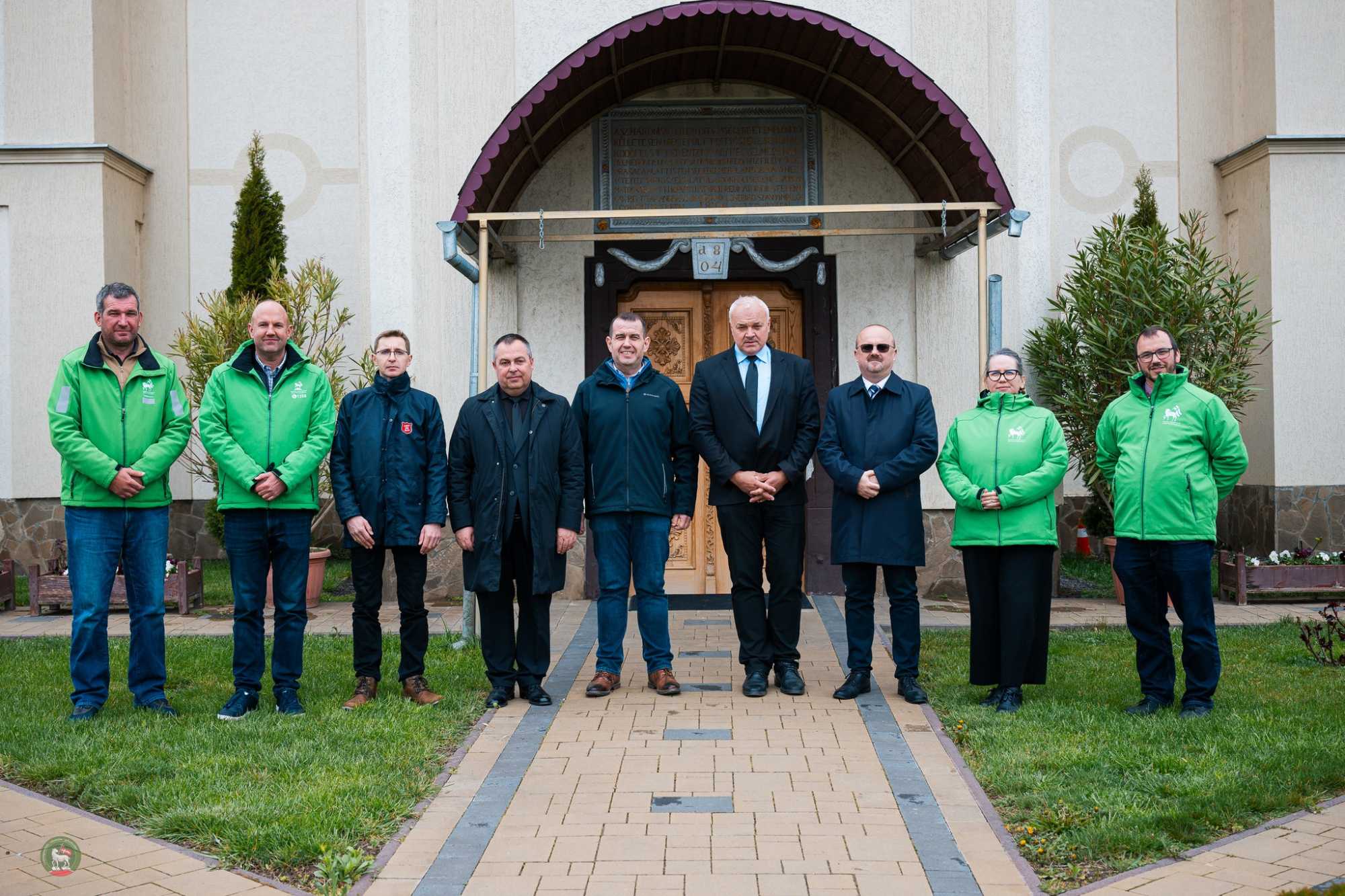 Zán Fábián Sándor, a Kárpátaljai Református Egyház püspöke (j4) fogadja Bogdán Szabolcs Jánost, a Királyhágómelléki Református Egyházkerület püspökét (j3) és közvetlen munkatársait Nagydobronyban 2026. március 31-én l Fotó: Facebook