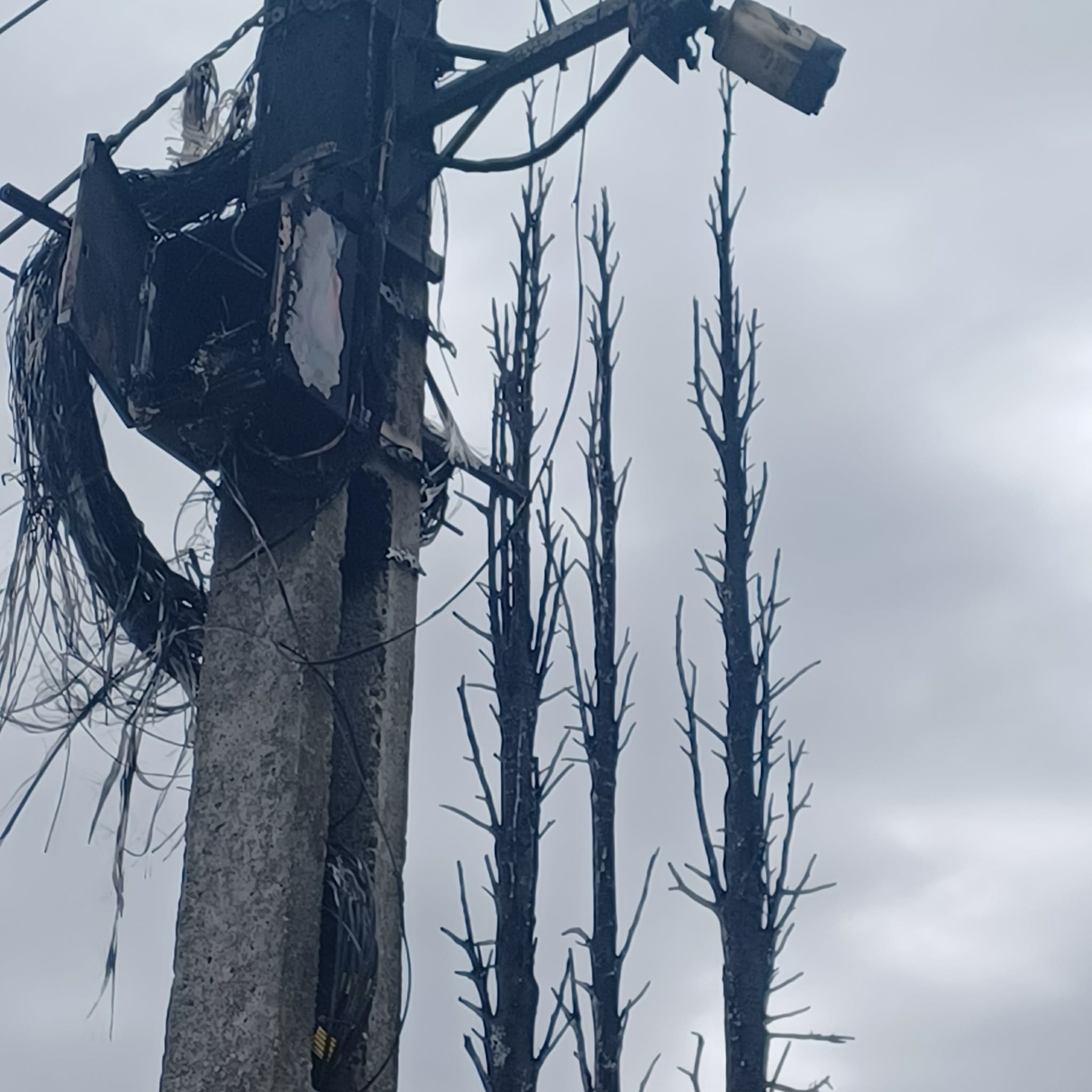 A villanyoszlopon keletkezett a tűz 