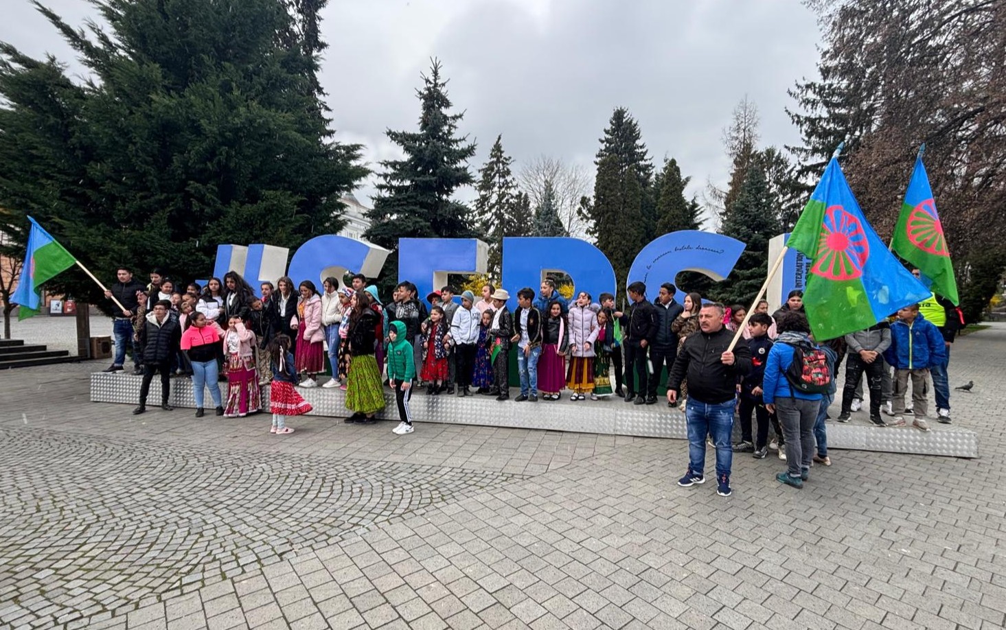 A #Sepsi felirat is a roma zászló színeibe öltözött | Fotó: Kovács Zsolt