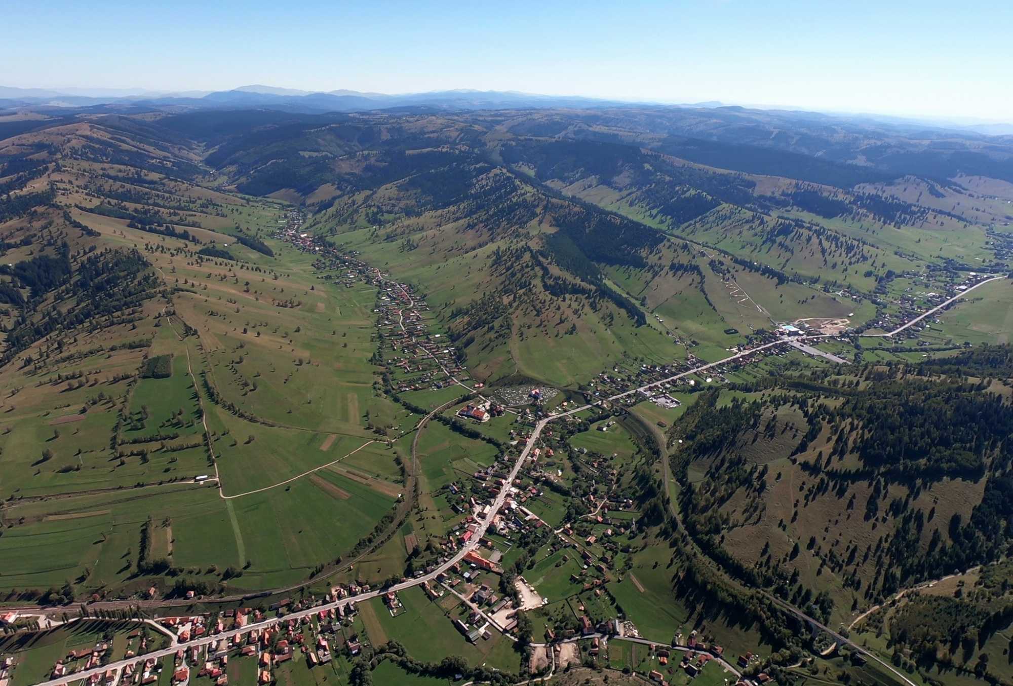 Gyimesfelsőlok madártávlatból. Mesebeli falu.