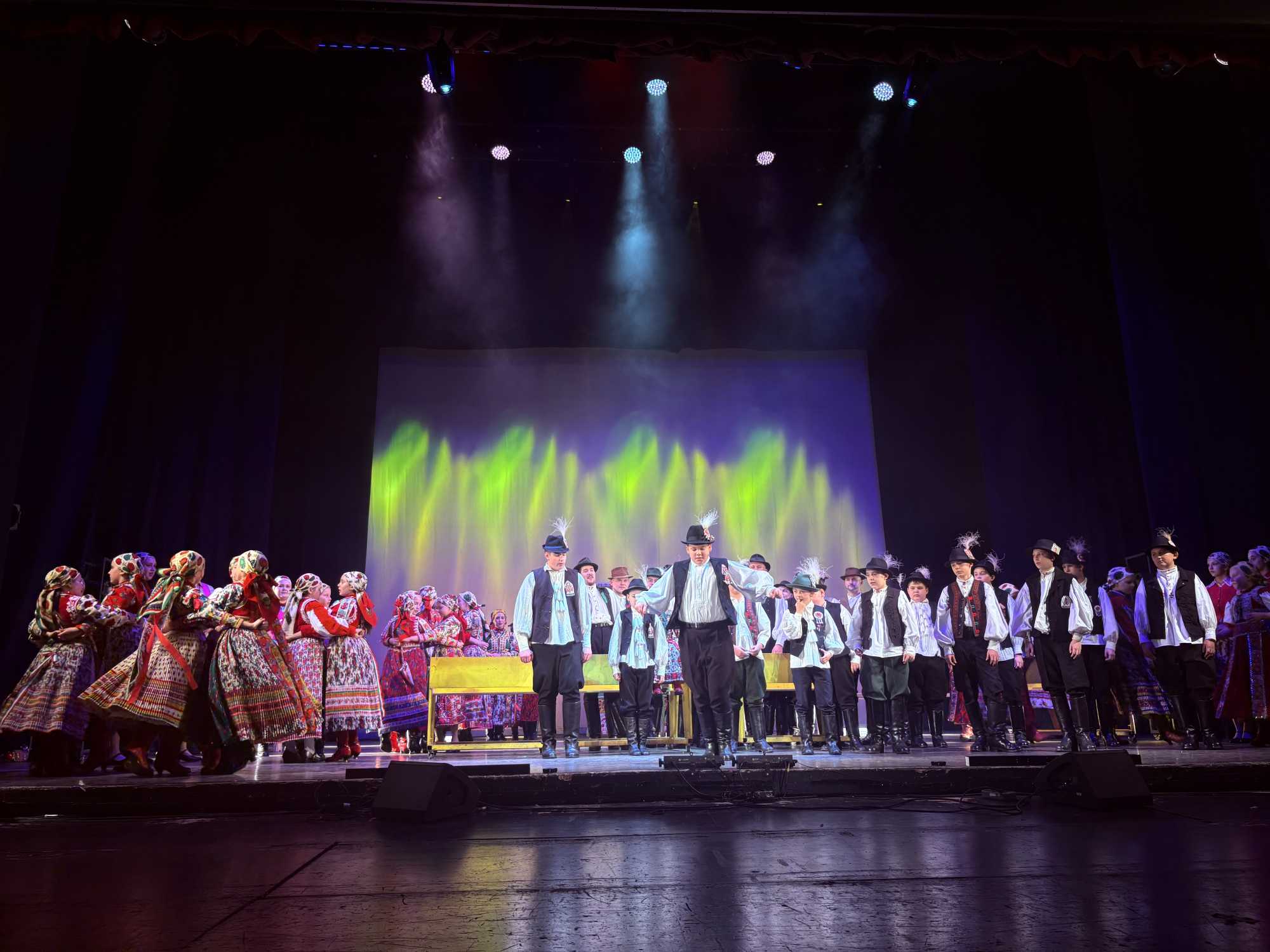 Mérai magyar, cigány és román táncokat is bemutattak.