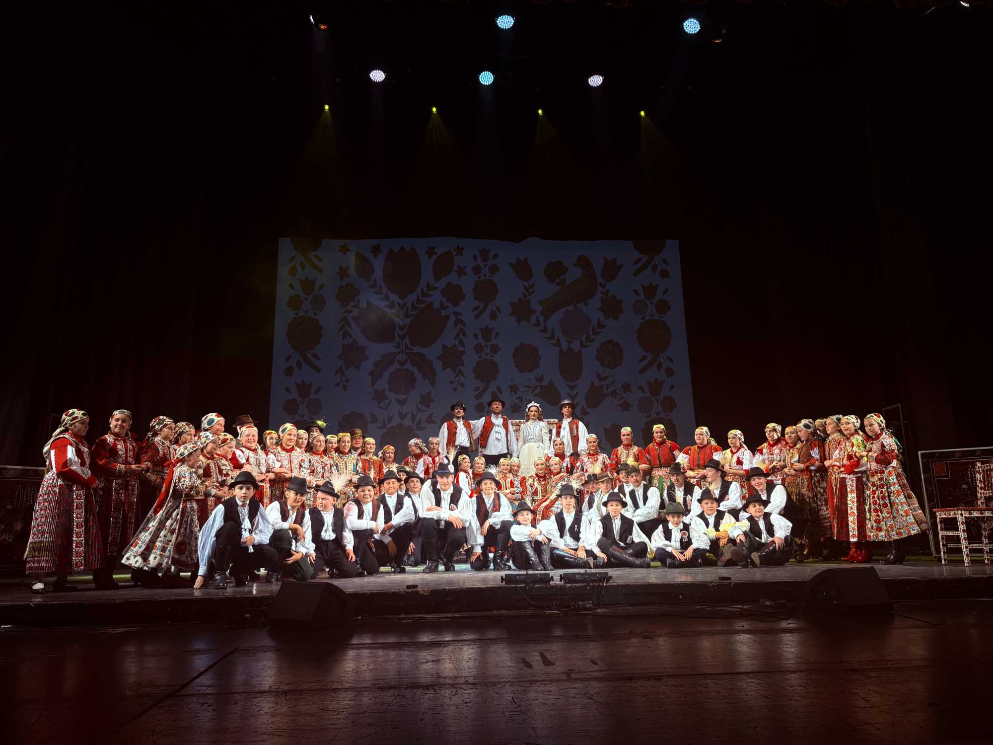 Teltház előtt mutatták be a mérai táncosok egészestés előadásukat. Fotók, videók: a szerző felvételei