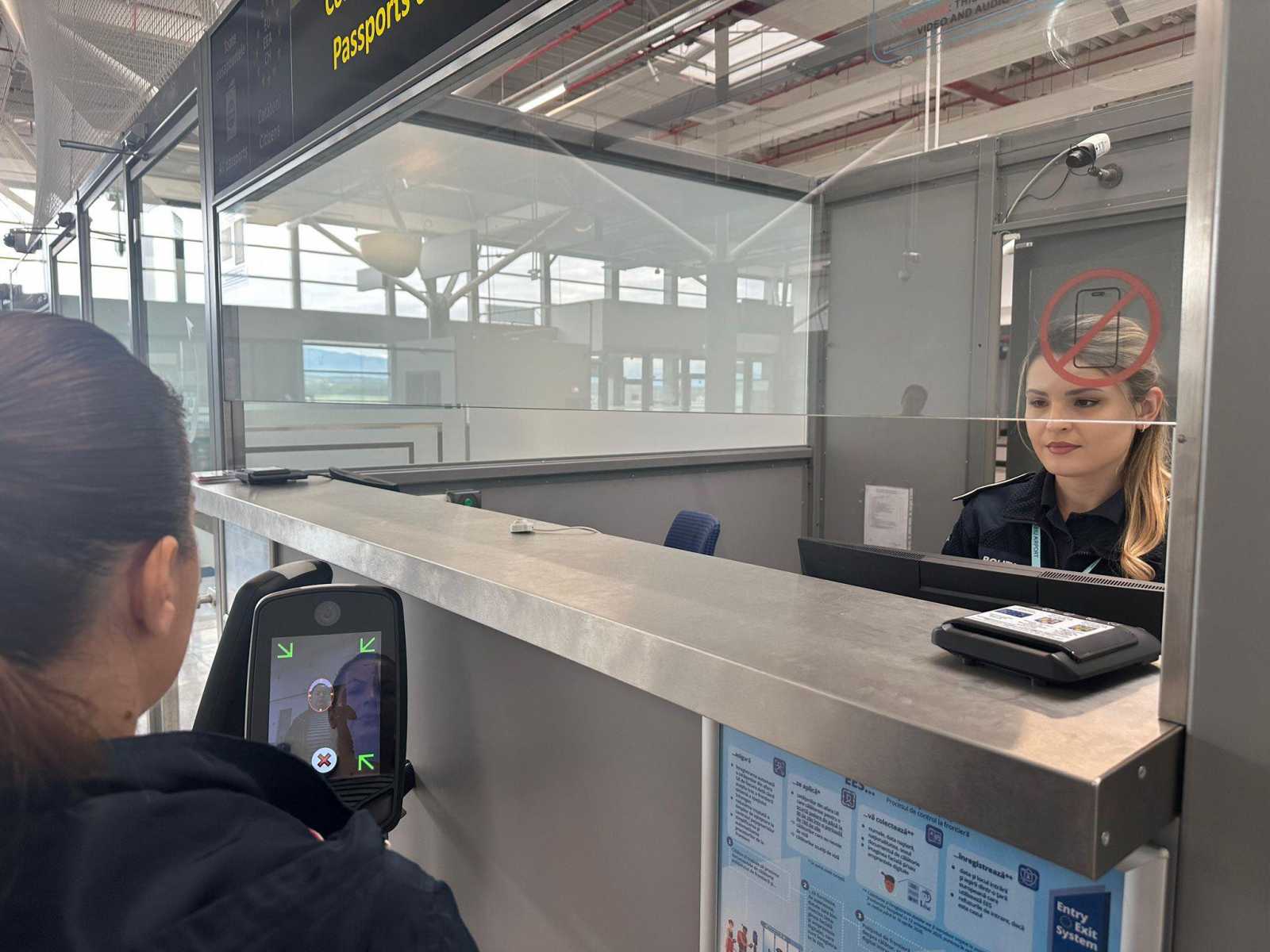 Biometrikus adatokat gyűjtenek. | Fotók: Határrendészet