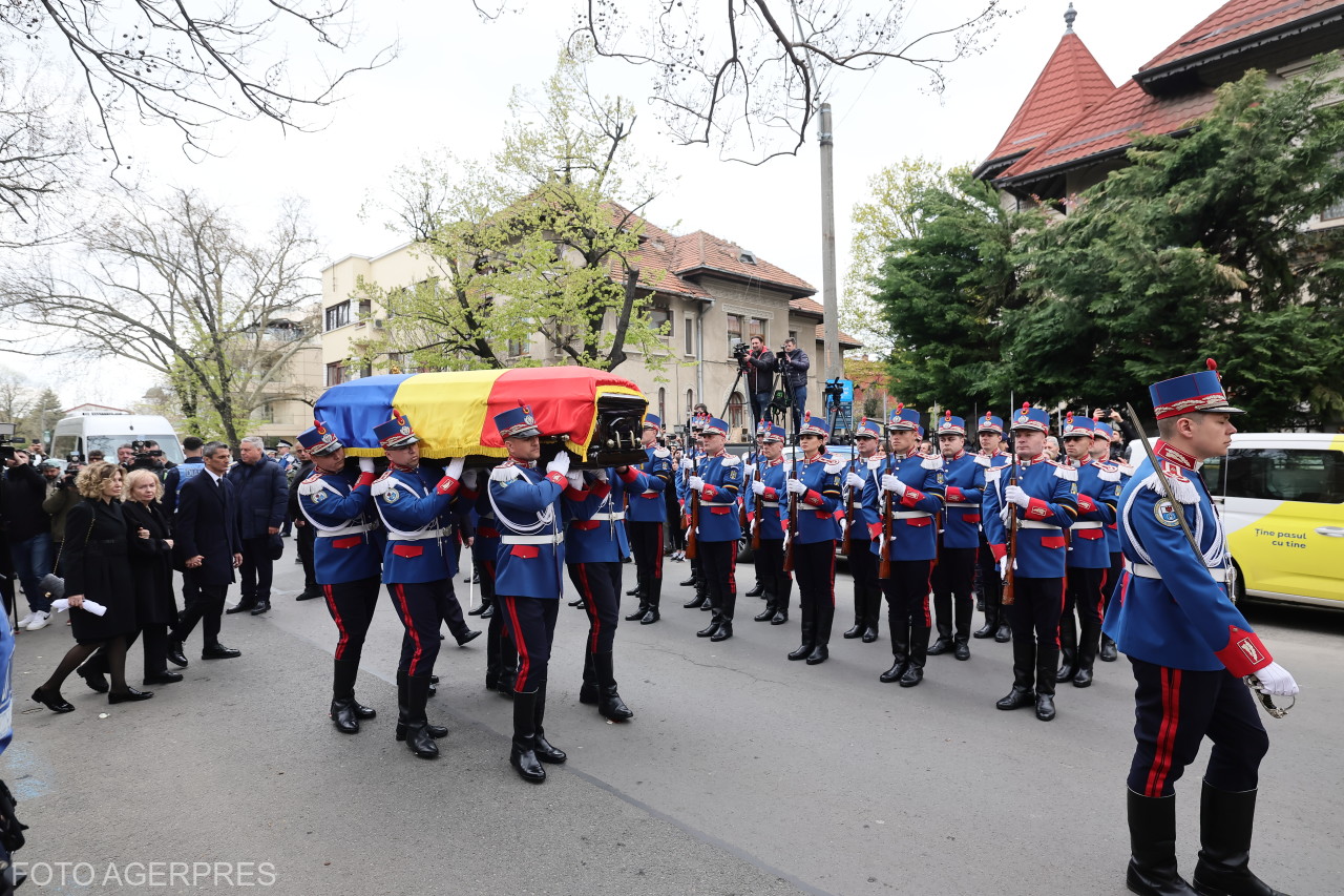 Katonai tiszteletadással kísérték.