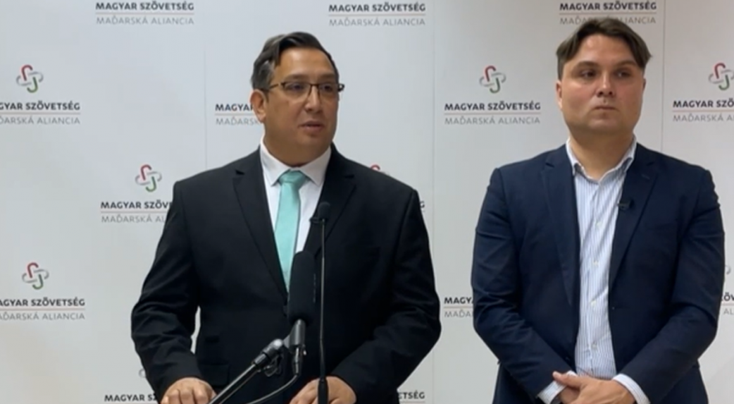 Vavrek István (b) Gubík László (j), a Magyar Szövetség elnöke társaságában | Fotó: Facebook