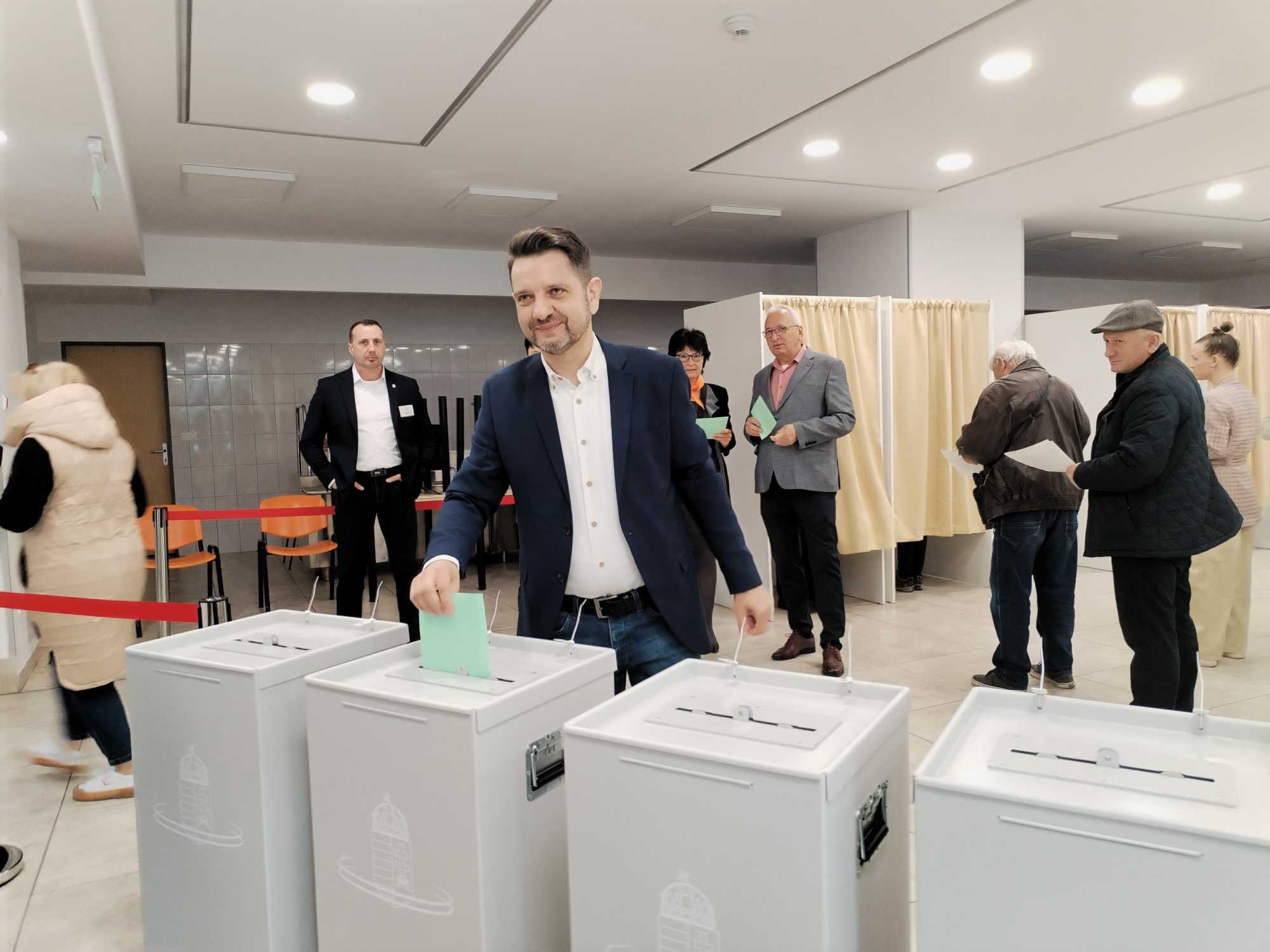 Dolhai István főkonzul vasárnap délelőtt adta le szavazatát.