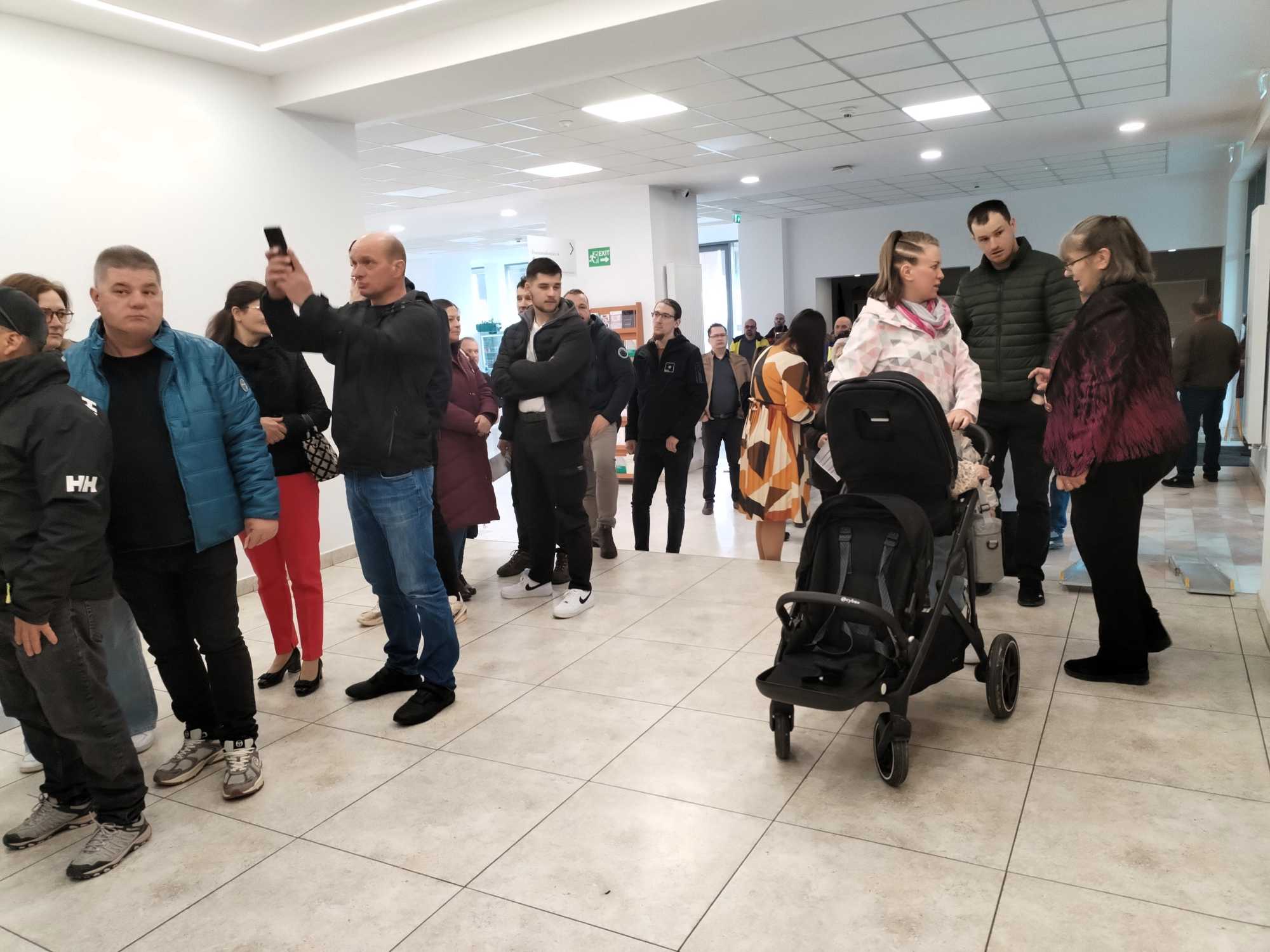 Türelmesen várakoztak a sorukra a szavazók.