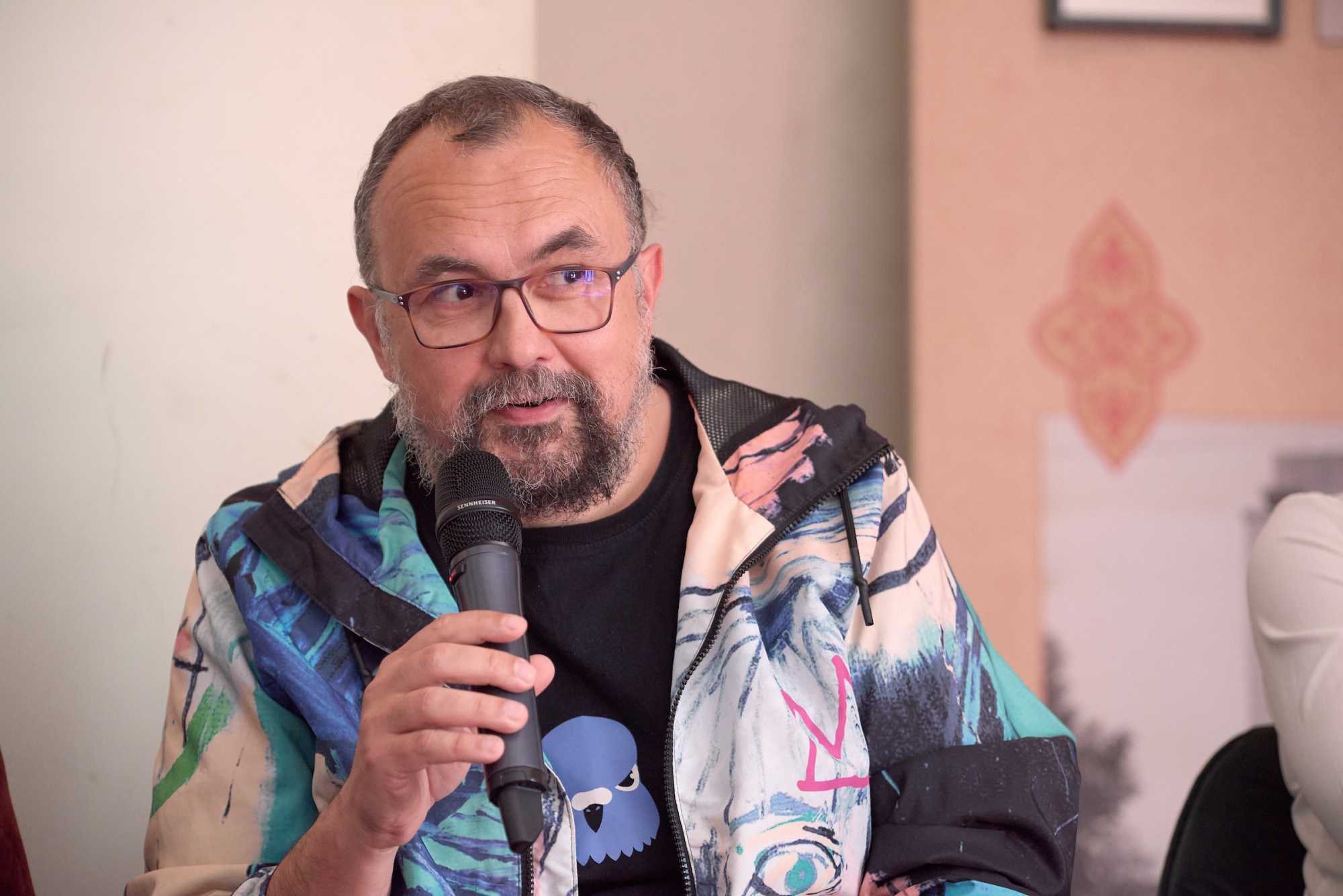 A darab zeneszerzője, Vlaicu Golcea.