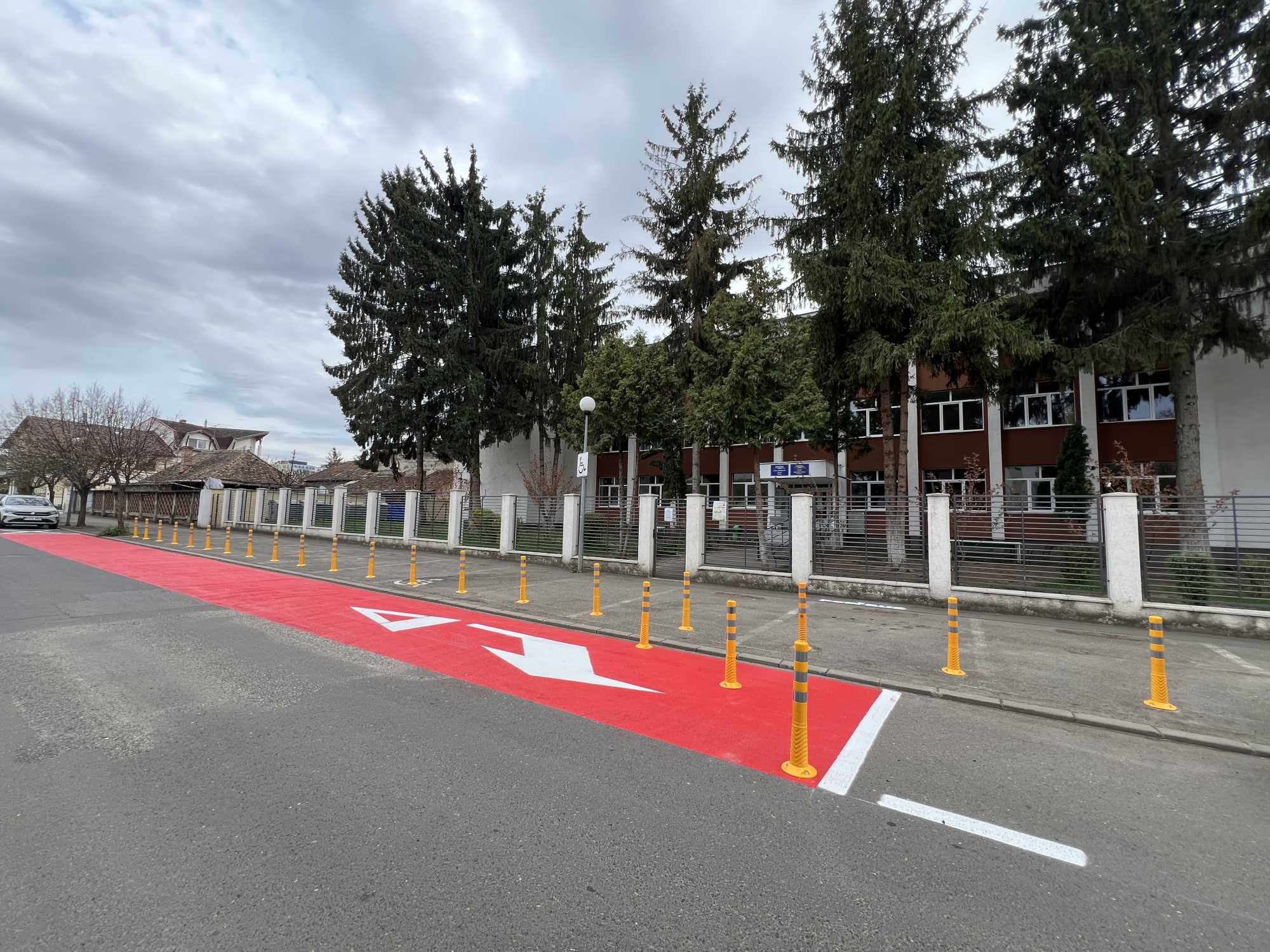 Csak addig álljanak meg autóval az iskola előtt, ameddig a gyerek kiszáll | Fotó: Rákóczi Kinga