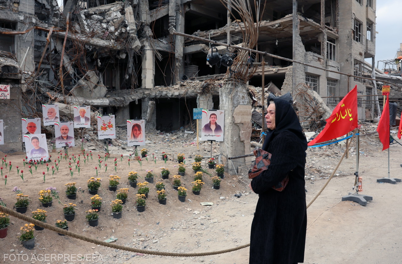 Gyászoló idős asszony Teheránban az épület romjai előtt, amelyet amerikai-izraeli légitámadásban romboltak le, és ahol életét vesztette a lánya és annak családja. Az ott elhunytak fényképeit helyezték ki családtagok az épület elé. (Iránban, 2026. április 13.)