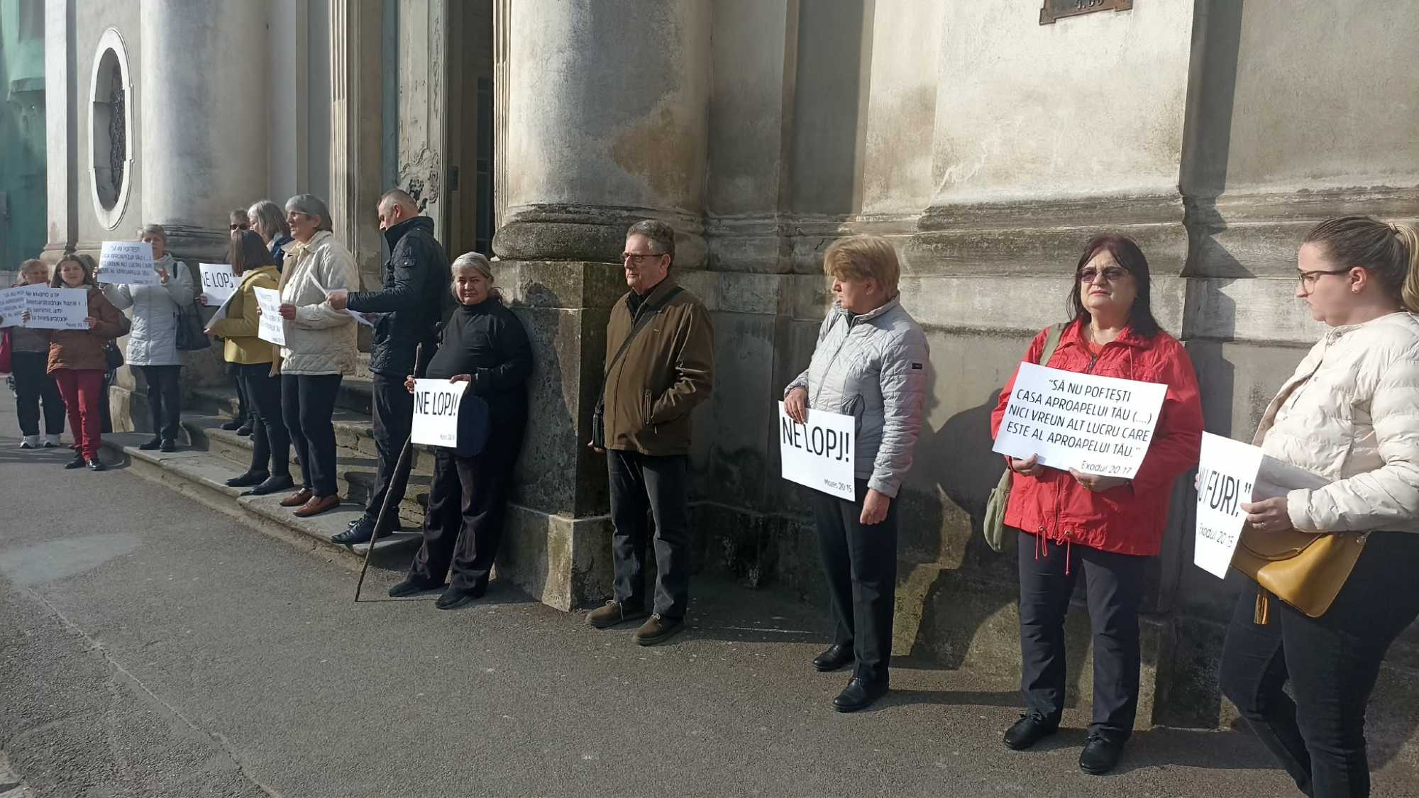 A templom előtt álltak | Fotó: A szerző felvétele