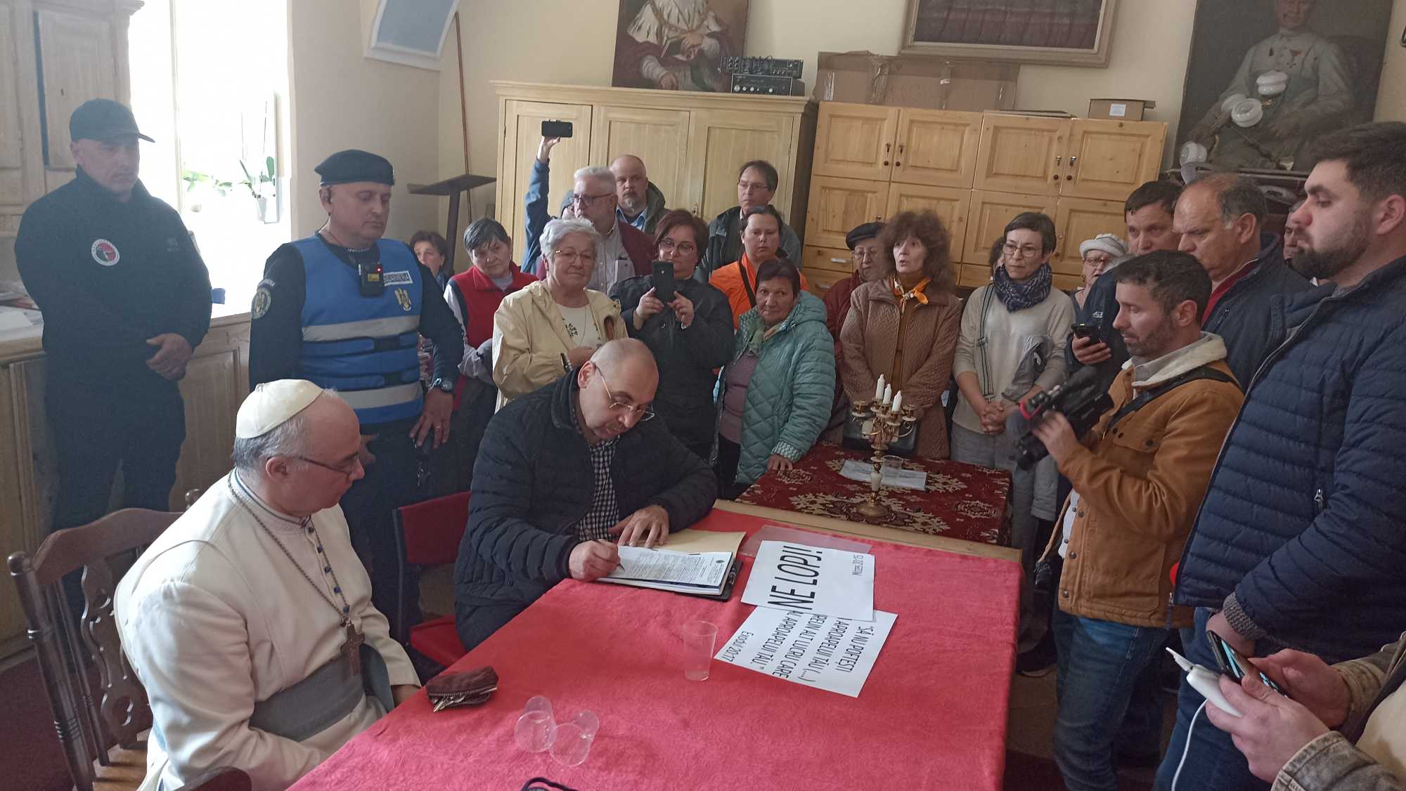 A sekrestyében is hosszass megbeszélés zajlott, leltárba is vették a javakat | Fotó: A szerző felvétele