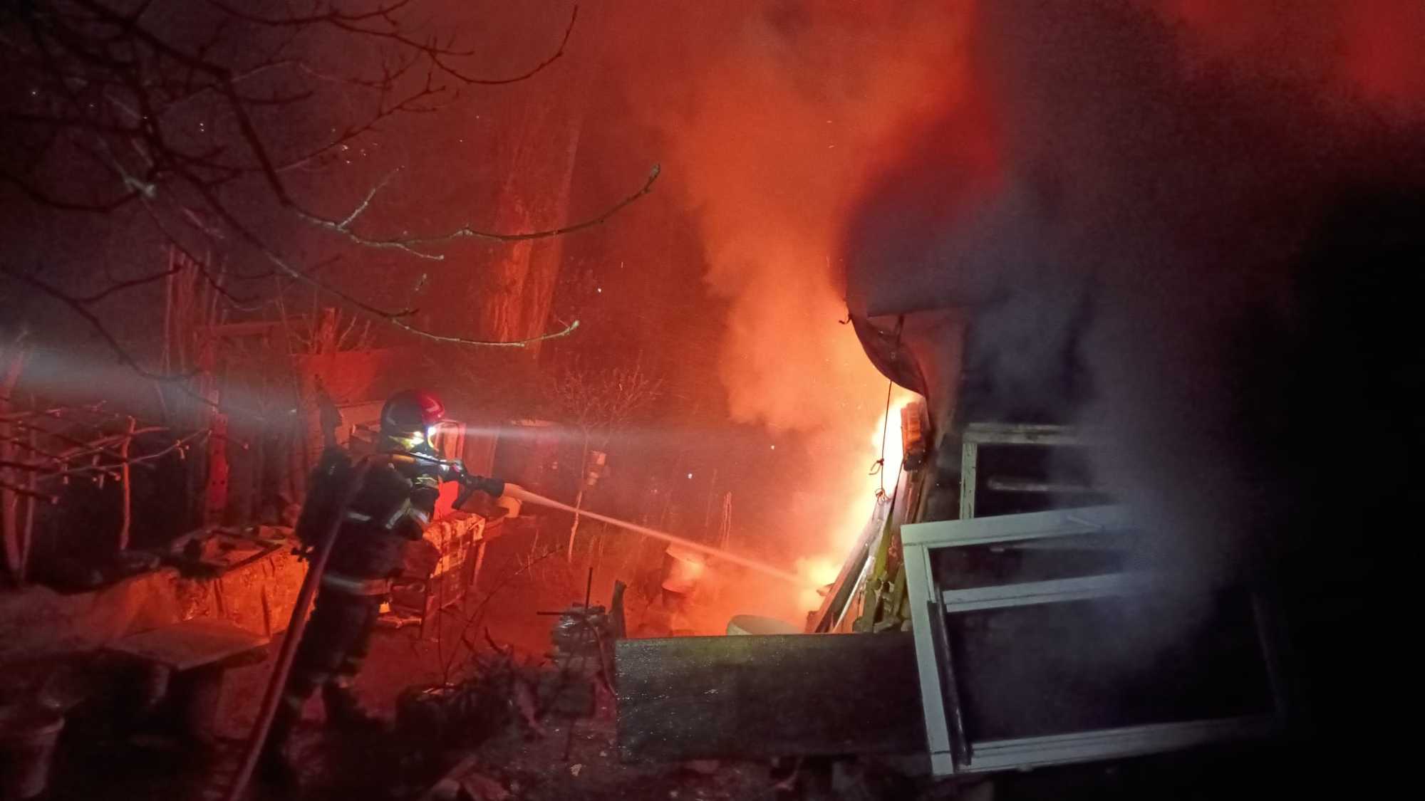 Az Állomás lakónegyedben kiütött tűzben három melléképület lángolt | Fotó: ISU Kovászna