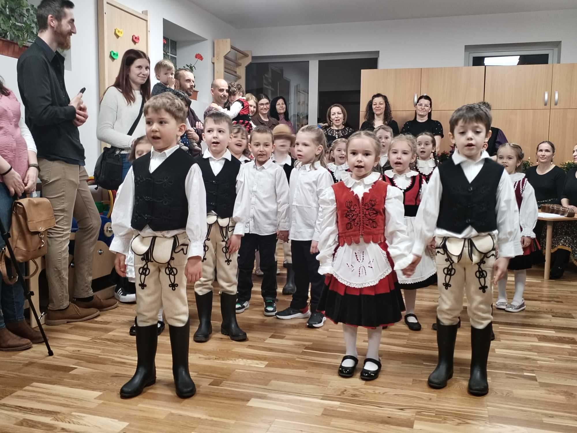 Óvodások műsora színesítette az átadó esemény.