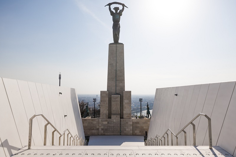 A Szabadság szobor az átvágott rondellával l Fotó: Nagy Mihály/magyar epitok.hu