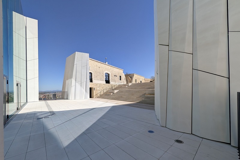 „A szétdarabolt erőd látványában dominálnak az új elemek, a régi épületrészek szerepe díszletszerű” l Fotó: Zsuppán András/Válasz Online