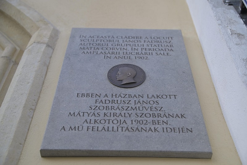 Emléktábla a a Mátyás-szoborcsoport alkotójának