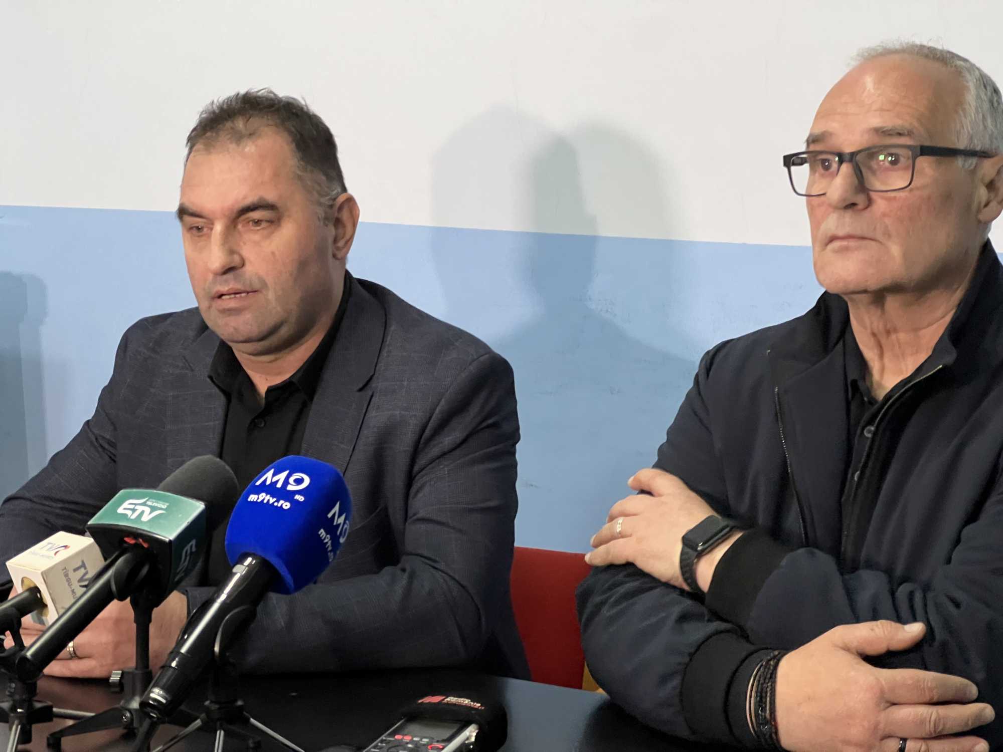 Călin Orlando Cociş, a CNSLR Frăţia Maros megyei szervezetének vezetője és Emil Almăşan, az Azomureş Alternativa 2002 szakszervezet elnöke | Fotó: Rákóczi Kinga