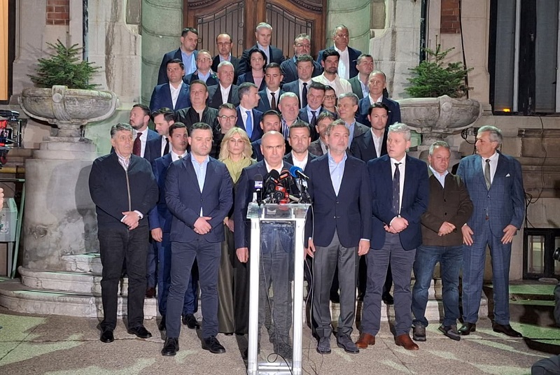 A liberálisok Bolojan mögött | Fotó: PNL Facebook-oldala