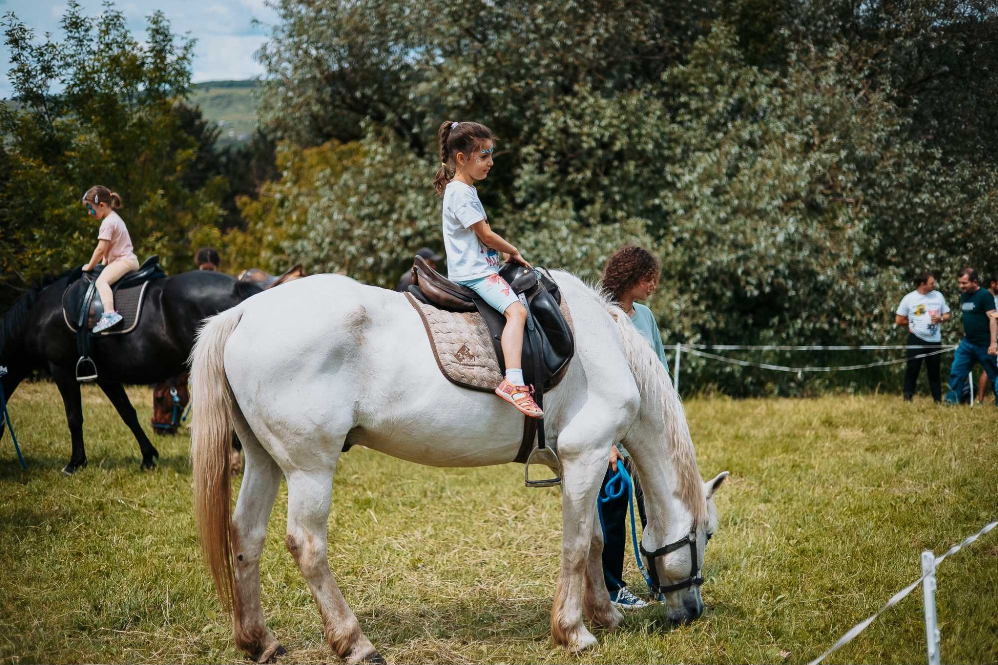 A lovaglás nem maradhat el. 