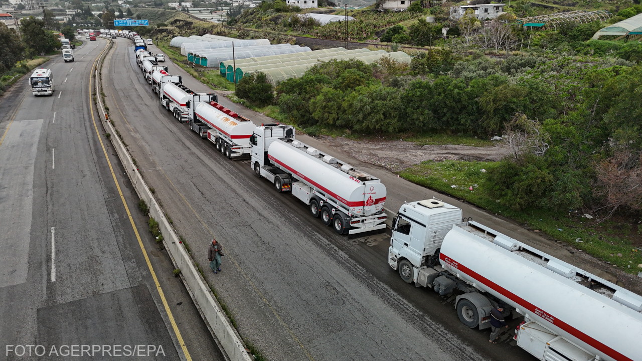 Légi felvételen iraki olajszállító kamionok a szíriai Tartúsz és Latakia közötti autópályán 2026. április 19-én. A szíriai állami hírügynökség szerint Irak Szírián keresztül irányítja át olajszállítmányait, hogy a Baniyas kikötői finomító közelében rakodják azokat tartályhajókra a Hormuzi-szoros blokádja miatt. | Fotó: Agerpres