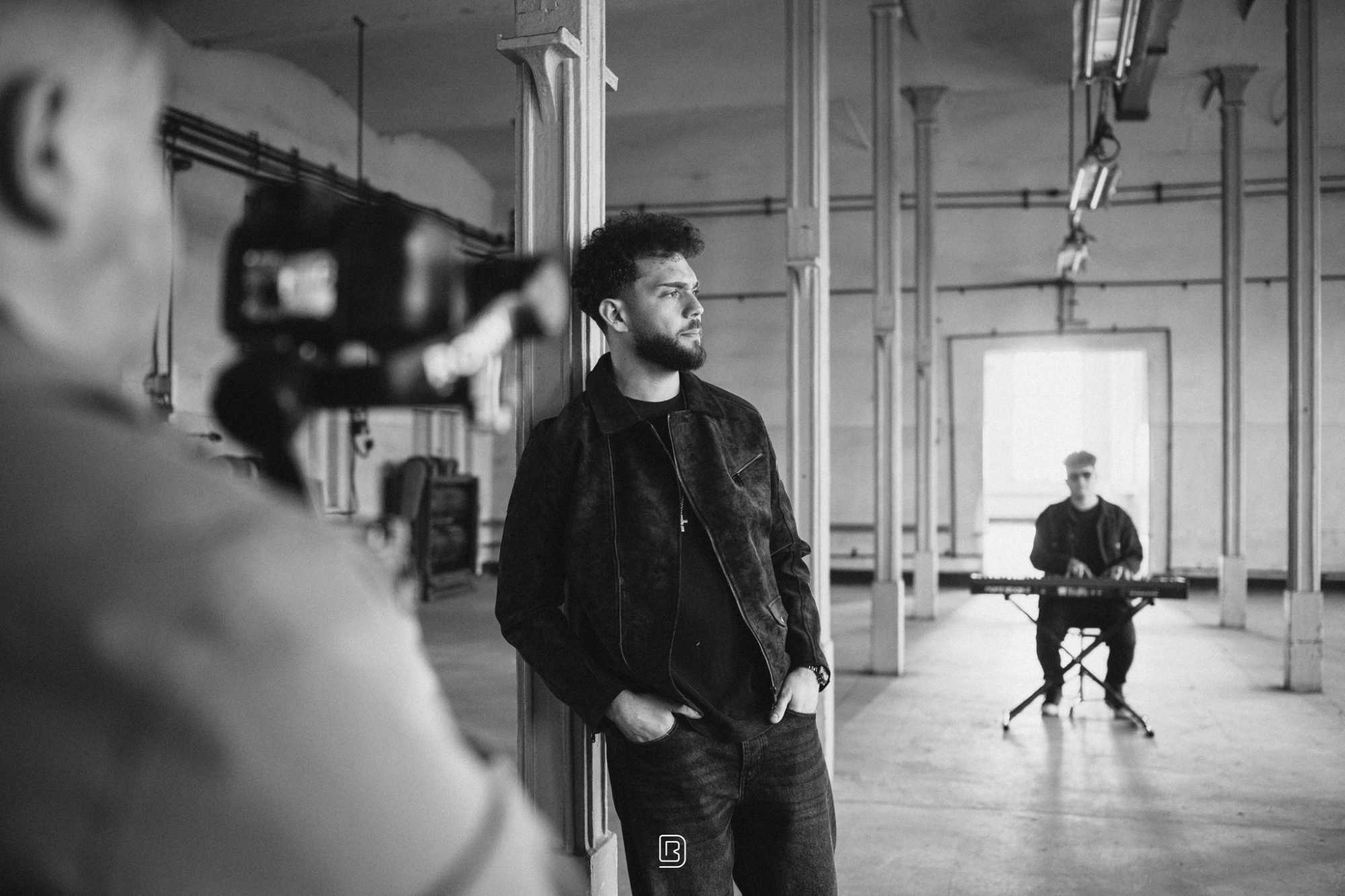 Kaly Roland klipforgatás közben | Fotó: NOO-RULE./Facebook