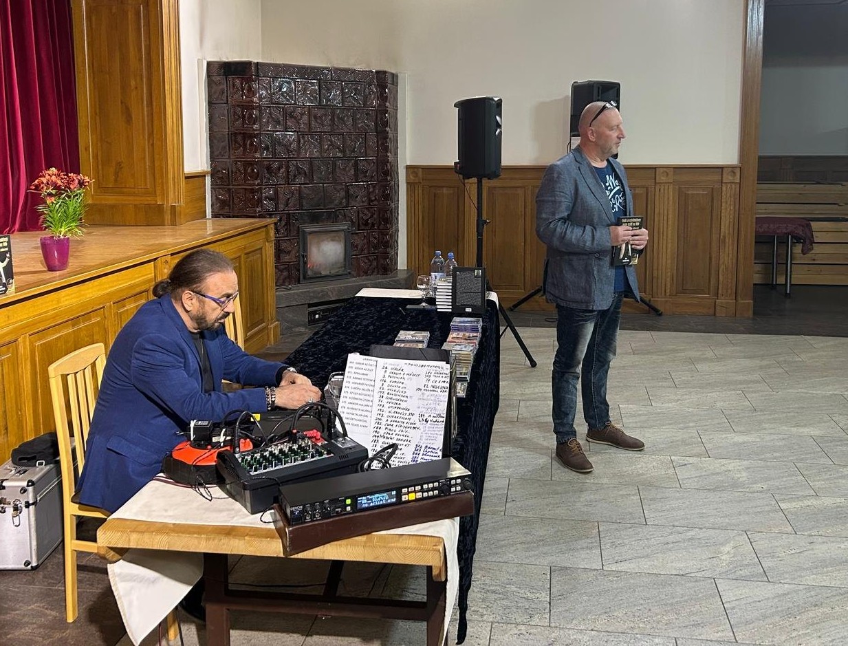 Tamás Gábor (balról) az utolsó előtti, ozsdolai könyvbemutatóján | Fotó: Szucher Ervin/Facebook