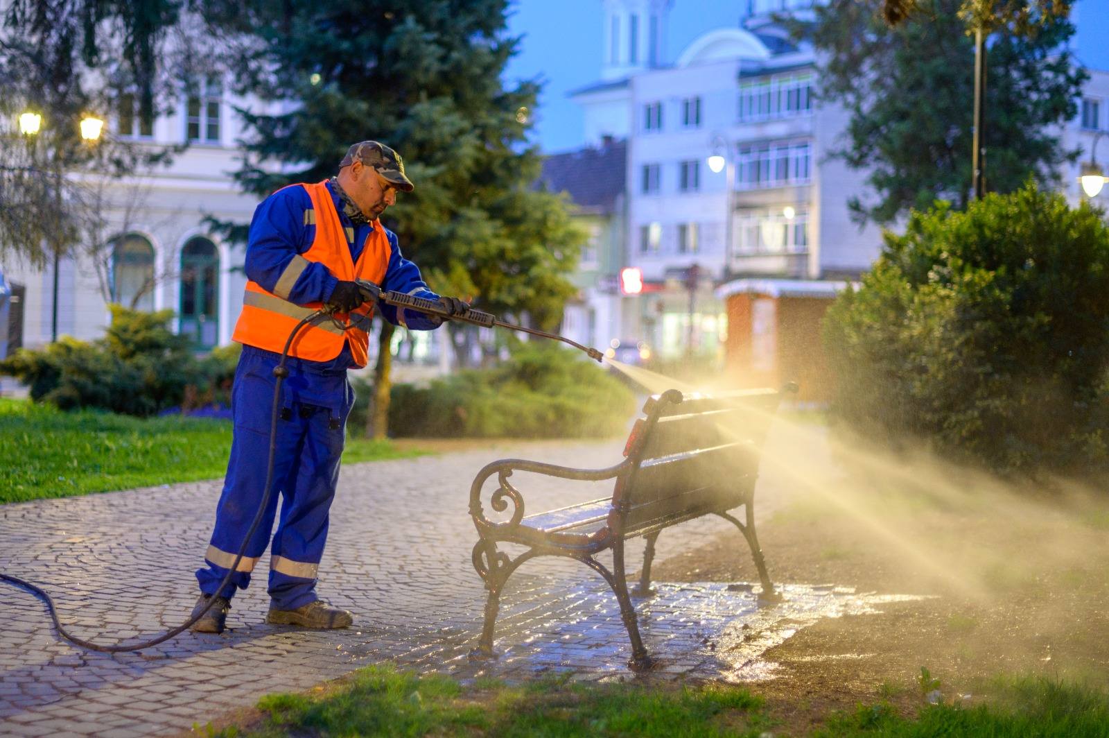 Megtisztítják a padokat, játszótéri elemeket
