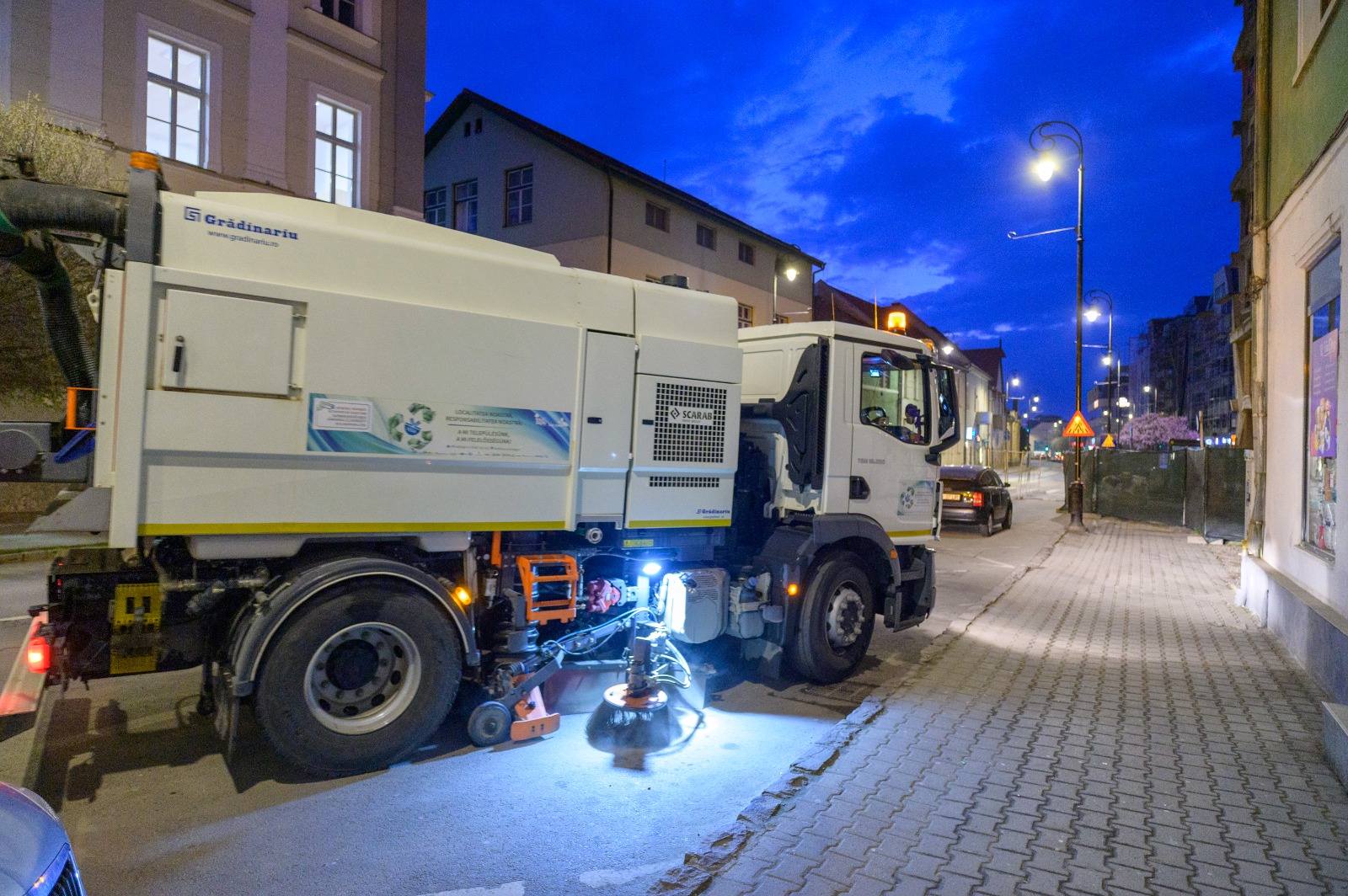 A munkát hajnalban végzik, hogy ne akadályozzák a forgalmat | Fotók: Sepsiszentgyörgy Önkormányzata