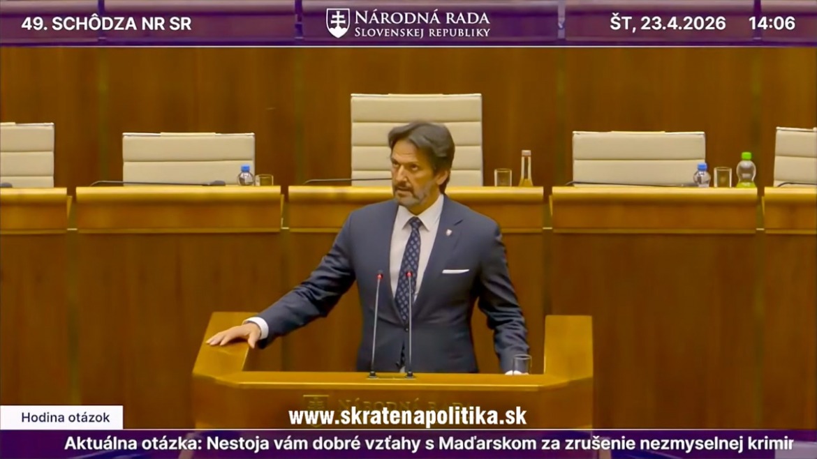 Robert Kalinák „érvel” a pozsonyi parlamentben l Fotó: Képernyőkép