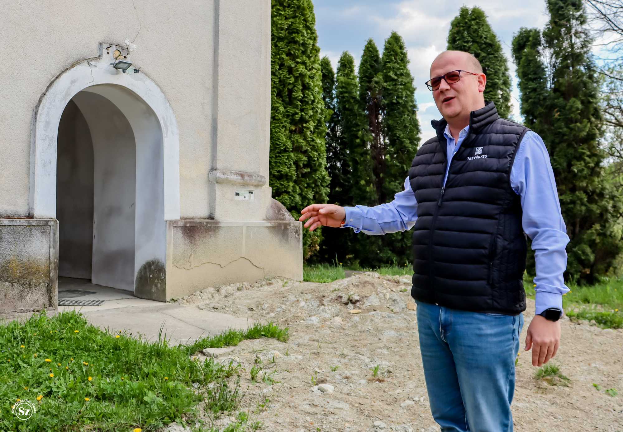 Lukács Levente lelkész a templom előtt | A szerző felvétele