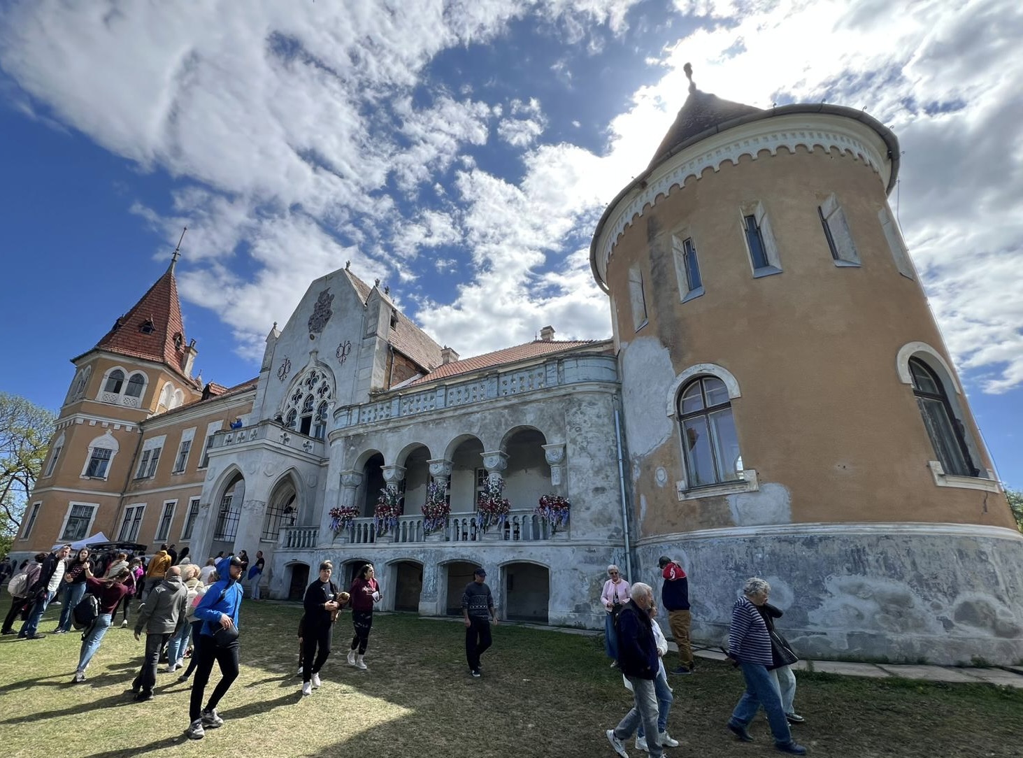 Bazsarózsa fesztivál a mezőzáhi Ugron kastély udvarán  | Fotó: Rákóczi Kinga