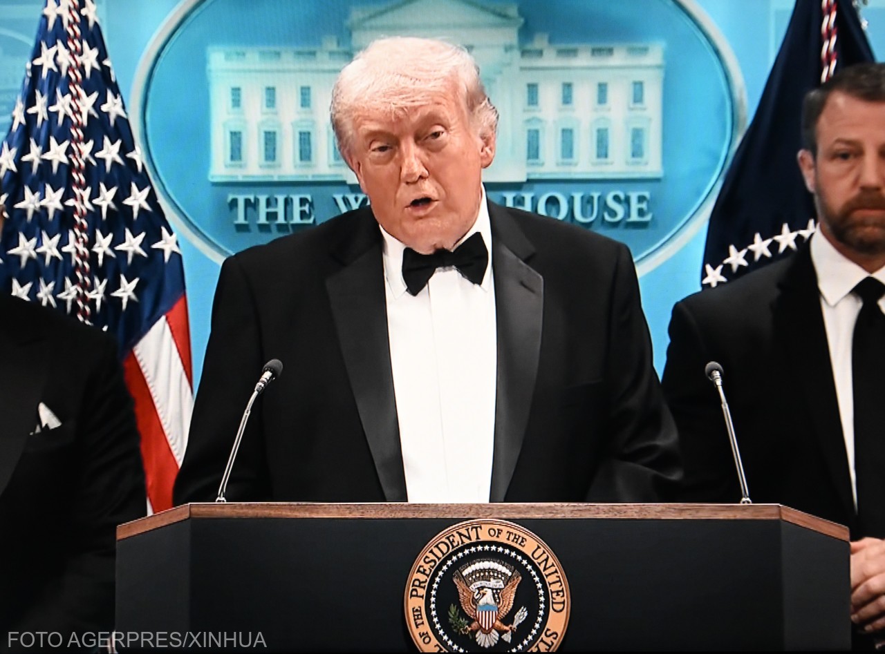 Trump még szombat este sajtótájékoztatót tartott, elmondta, lövöldöző valószínűleg egyedül cselekedett, arra a riporteri kérdésre, hogy a lövöldözés összefüggésbe hozható-e az iráni háborúval, Trump azt mondta: „Nem hiszem. De sosem lehet tudni”. | Fotó: Agerpres