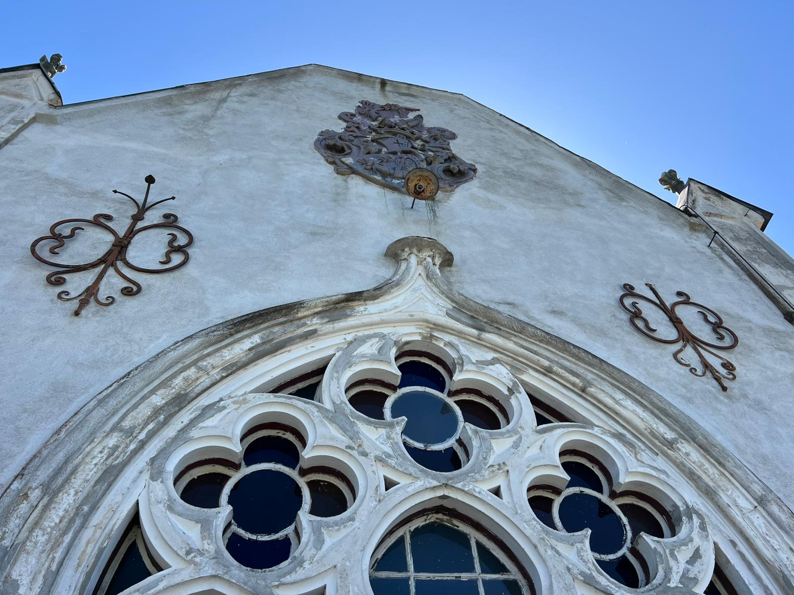 Mezőzáhi Ugron kastély homlokzata és a család címere | Fotó: Rákóczi Kinga