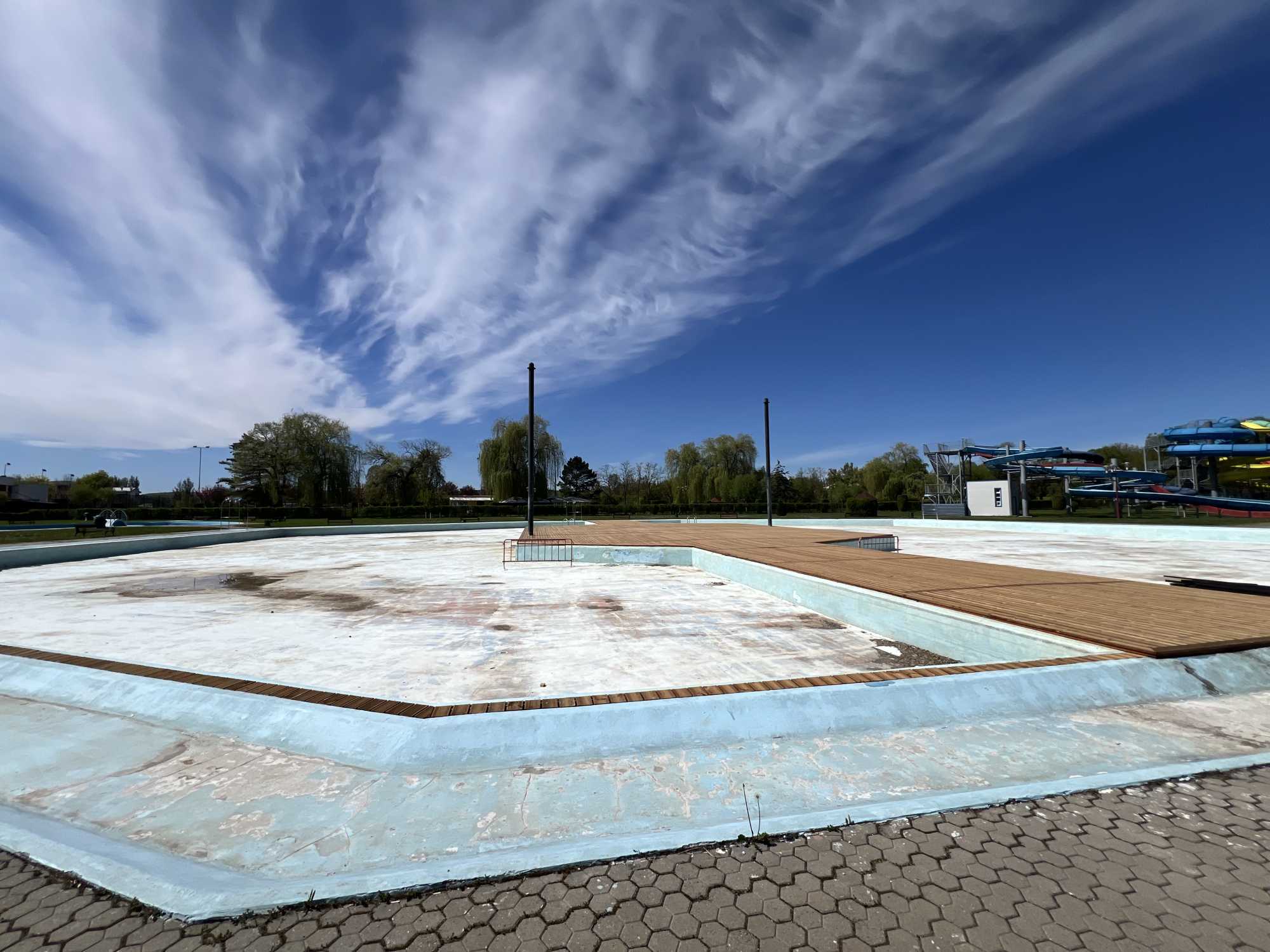 Az úgynevezett Fodor-medencében (Fodor Imre volt polgármester idején épült) lévő csúszdát már leszerelték | Fotó: Rákóczi Kinga