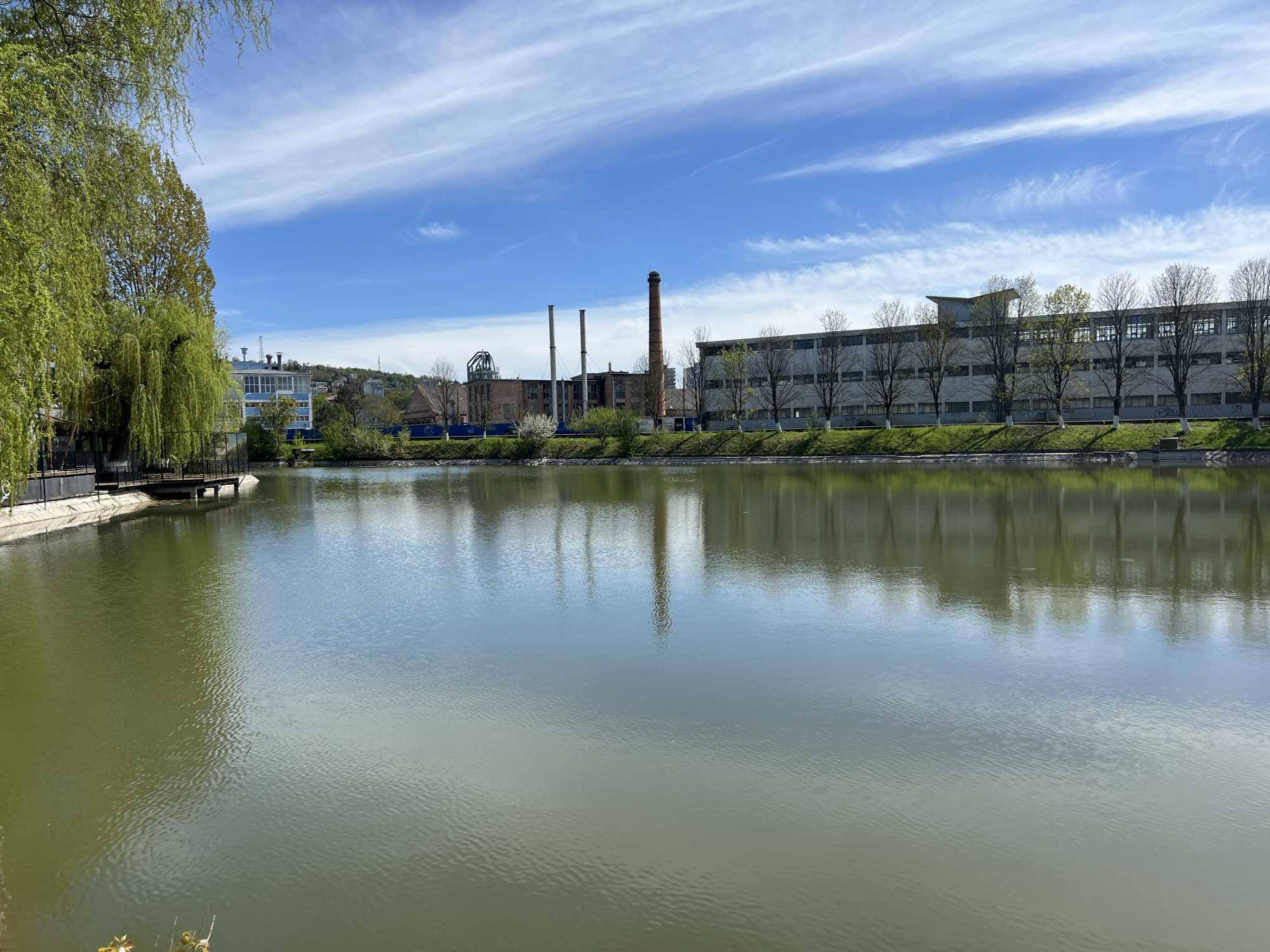 A Kárpátok sétánya felöli bejáratnál tiszta a csónakázó vize, de csónakot, vízibiciklit a November 7 lakónegyed felöli bejárat közelében lehet bérelni | Fotó: Rákóczi Kinga