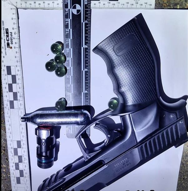 Később a fegyver is előkerült. | Fotó: képernyőmentés