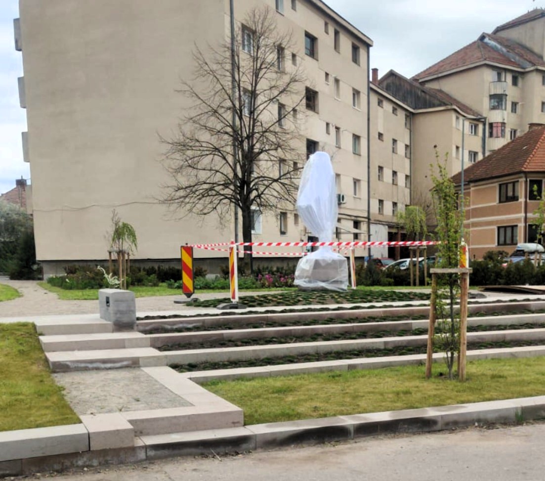 A szobrot ünnepélyes keretek között leplezik le | Fotó: Kovács Zsolt