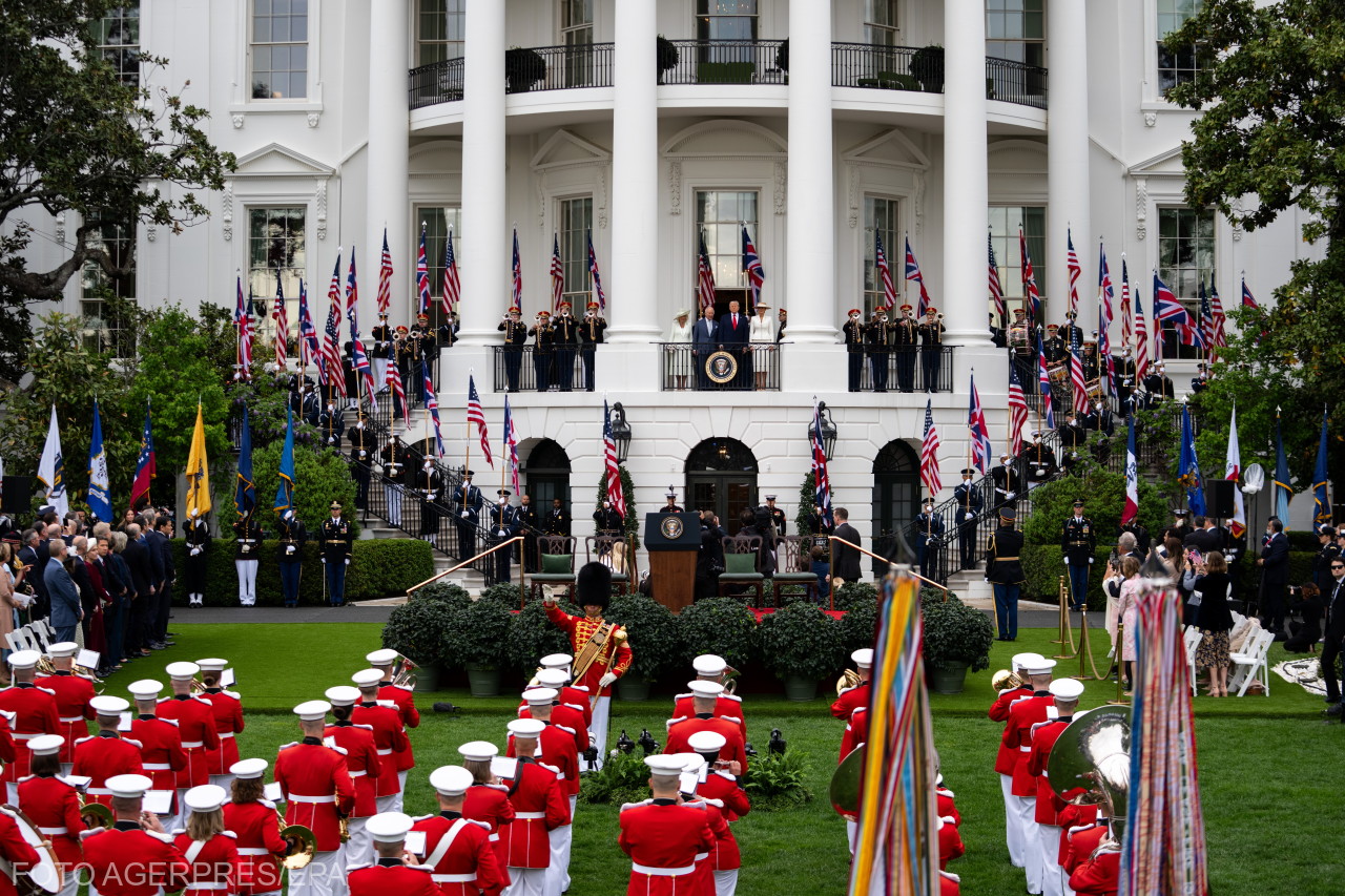 Ritkán látott katonai pompával fogadták kedden a királyi párt. | Fotó: Agerpres